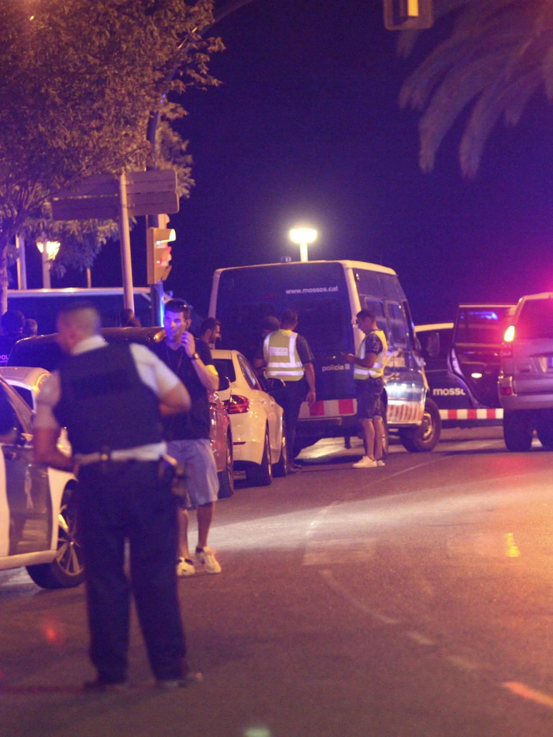 Spanish Policemen inspect a car after four suspected terrorists were killed by the police after they knocked down six civilians with their car at Paseo Maritimo in Cambrils (Tarragona), northeastern Spain, 18 August 2017. Police shoot dead four terrorism suspects after vehicle attack in Cambrils !ACHTUNG: NUR REDAKTIONELLE NUTZUNG! PUBLICATIONxINxGERxSUIxAUTxONLY Copyright: xJAUMExSELLARTx GRA345 20170818-636386302016090619

Spanish Policemen inspect a Car After Four suspected Terrorists Were KILLED by The Police After They Knocked Down Six civilians With their Car AT Paseo Maritimo in  Tarragona Northeastern Spain 18 August 2017 Police Shoot Dead Four Terrorism suspects After Vehicle Attack in  Regard only Editorial Use PUBLICATIONxINxGERxSUIxAUTxONLY Copyright xJAUMExSELLARTx  20170818 636386302016090619  