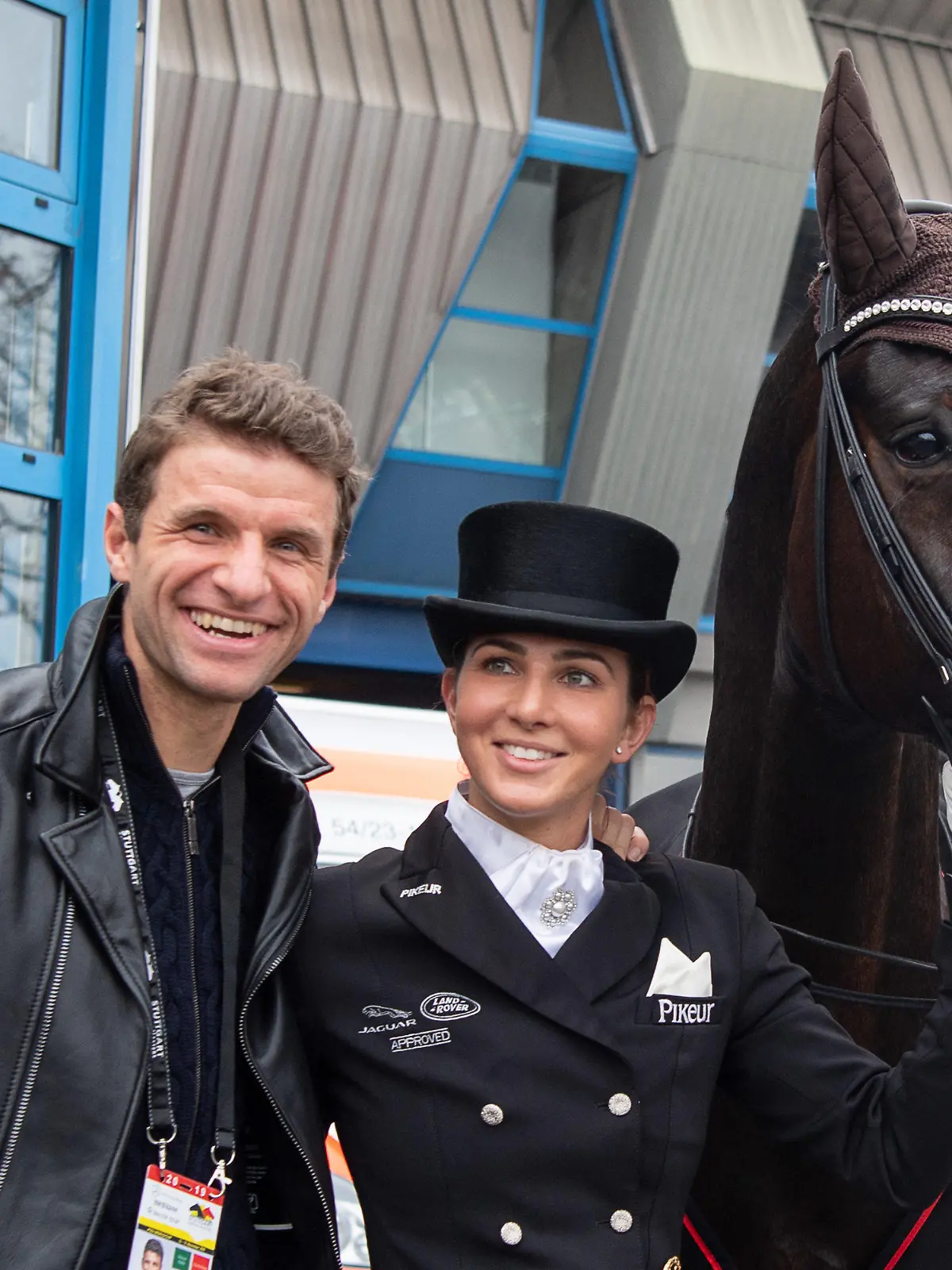 ARCHIV - 16.11.2019, Baden-Württemberg, Stuttgart: Pferdesport, 35. Stuttgart German Masters, Dressur, Qualifikation zum Master: Dressurreiterin Lisa Müller steht zwischen ihrem Pferd Stand by me und ihrem Mann Thomas Müller, Fußballspieler des FC Bayern. (zu: Familie Müller zwischen Sport und Zucht: «Von den Socken gehauen») Foto: Sebastian Gollnow/dpa +++ dpa-Bildfunk +++