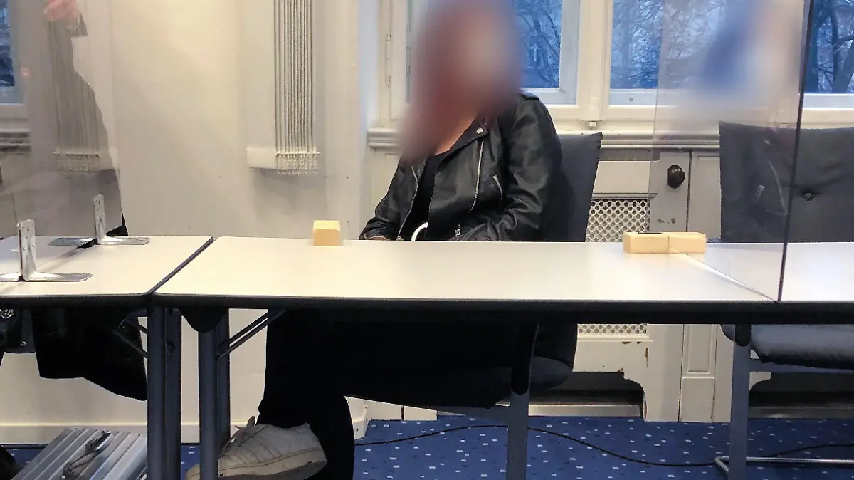 09.02.2022, Bayern, Bamberg: Eine 19-Jährige sitzt im Landgericht Bamberg auf der Anklagebank. Sie soll einen 39-Jährigen auf einem Date in einen Hinterhalt gelockt und ihn erstochen haben. (zu dpa: «Aus Bewunderung für Serienkiller gemordet? - Lange Jugendstrafe gefordert») Foto: Gregor Bauernfeind/dpa +++ dpa-Bildfunk +++