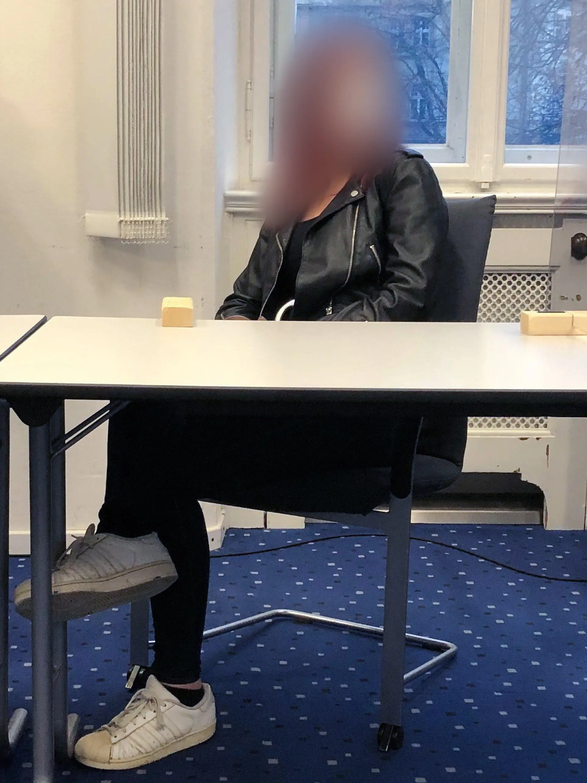 09.02.2022, Bayern, Bamberg: Eine 19-Jährige sitzt im Landgericht Bamberg auf der Anklagebank. Sie soll einen 39-Jährigen auf einem Date in einen Hinterhalt gelockt und ihn erstochen haben. (zu dpa: «Aus Bewunderung für Serienkiller gemordet? - Lange Jugendstrafe gefordert») Foto: Gregor Bauernfeind/dpa +++ dpa-Bildfunk +++
