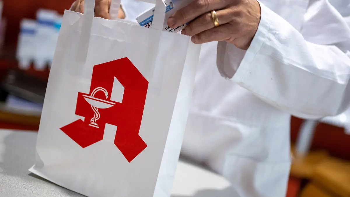 ARCHIV - 05.06.2023, Berlin: Ein Apotheker legt in einer Apotheke eine Packung mit Tabletten in eine Papiertasche mit Apotheken-Logo. (zu dpa «Viele Apotheken wollen am Mittwoch aus Protest geschlossen bleiben») Foto: Monika Skolimowska/dpa +++ dpa-Bildfunk +++