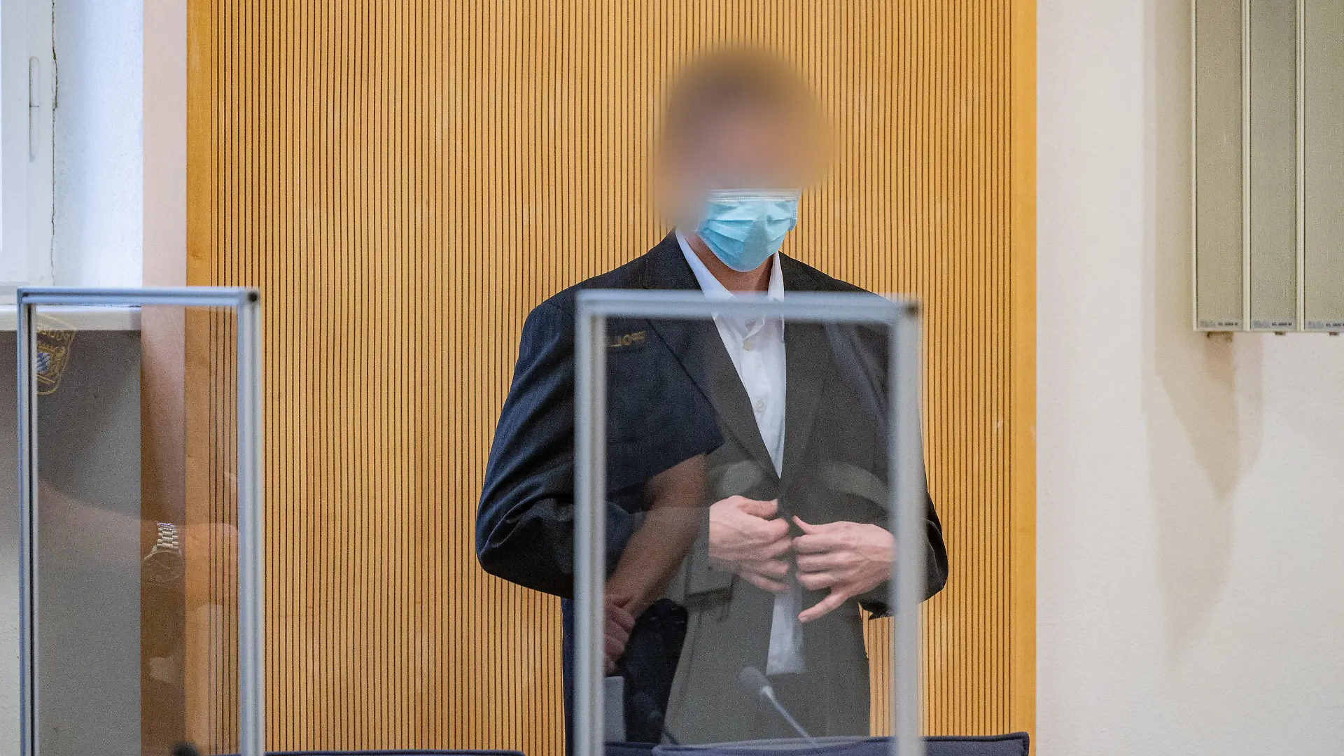 06.10.2020, Bayern, Regensburg: Der Angeklagte steht vor der Urteilsverkündung im Verhandlungssaal des Landgerichts. Wegen Mordes ist der 36-Jährige im Fall Maria Baumer am Dienstag zu einer lebenslangen Freiheitsstrafe verurteilt worden. Die Richter vor dem Landgericht Regensburg stellten zudem die besondere Schwere der Schuld fest. Foto: Armin Weigel/dpa - ACHTUNG: Person wurde aus rechtlichen Gründen gepixelt +++ dpa-Bildfunk +++