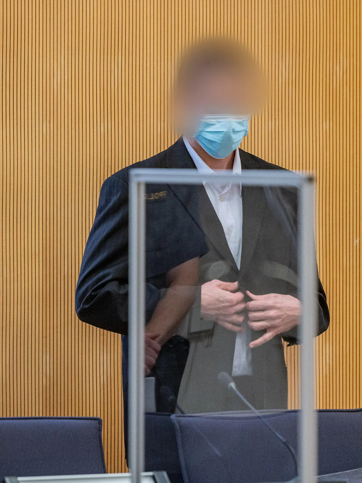 06.10.2020, Bayern, Regensburg: Der Angeklagte steht vor der Urteilsverkündung im Verhandlungssaal des Landgerichts. Wegen Mordes ist der 36-Jährige im Fall Maria Baumer am Dienstag zu einer lebenslangen Freiheitsstrafe verurteilt worden. Die Richter vor dem Landgericht Regensburg stellten zudem die besondere Schwere der Schuld fest. Foto: Armin Weigel/dpa - ACHTUNG: Person wurde aus rechtlichen Gründen gepixelt +++ dpa-Bildfunk +++