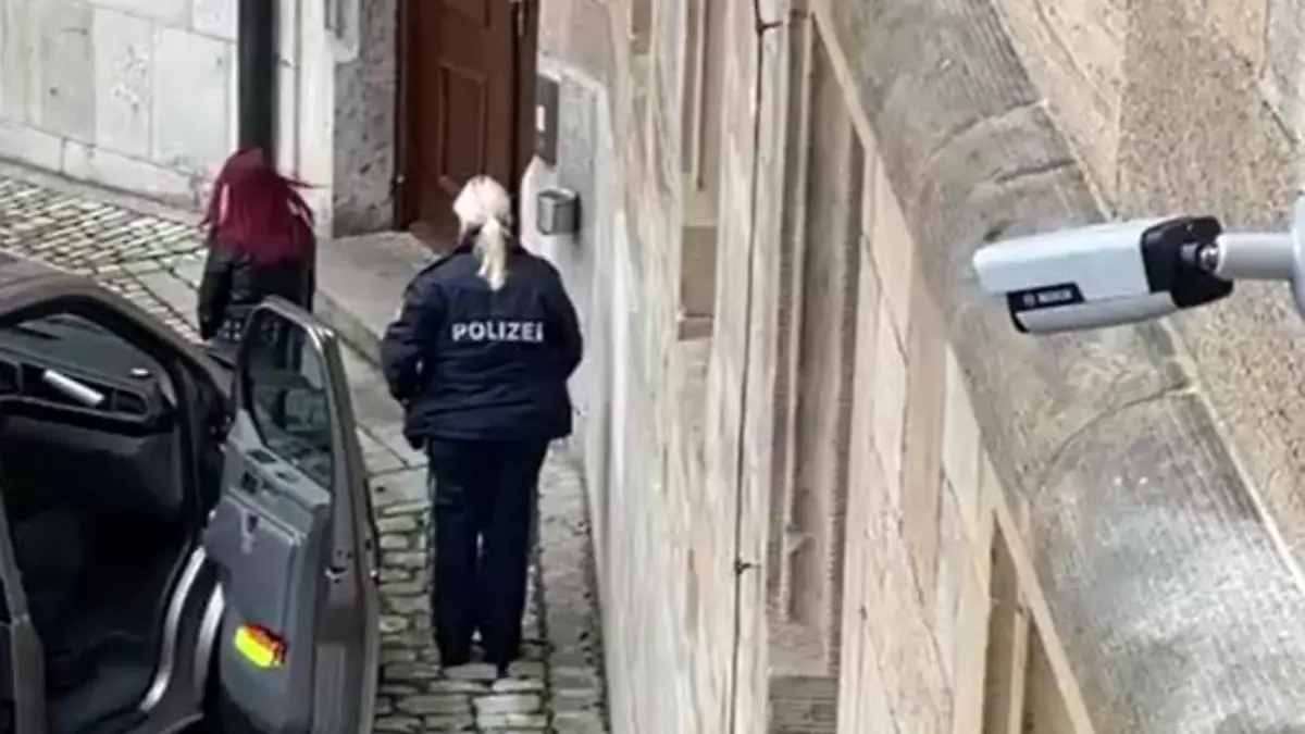 Sarah M. in Begleitung der Polizei.