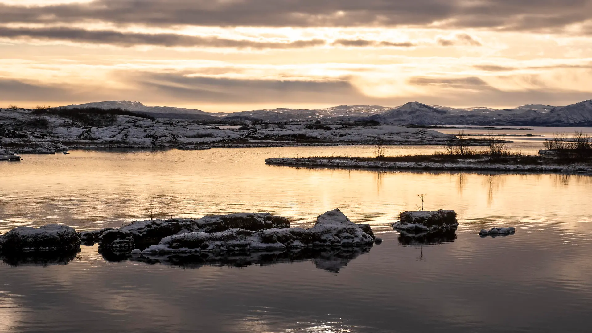 Der See ingvallavatn im ingvellir-Nationalpark. Der ingvellir-Nationalpark gehört zum UNESCO-Weltkulturerbe. / Lake ingvallavatn in ingvellir National Park. ingvellir National Park is a UNESCO World Heritage Site. ingvellir-Nationalpark *** Lake ingvallavatn in ingvellir National Park The ingvellir National Park is a UNESCO World Heritage Site Lake ingvallavatn in ingvellir National Park ingvellir National Park is a UNESCO World Heritage Site ingvellir National Park