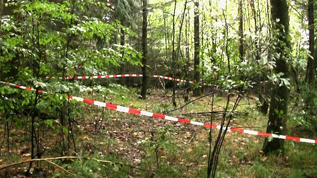 ARCHIV - 08.09.2013, Bayern, Regensburg: Mit Flatterband hat die Polizei den Fundort einer Frauenleiche absgesperrt. Ein Pilzsucher hatte dort die sterblichen Überreste der vermissten Maria Bauer gefunden. Die Staatsanwaltschaft hat am 03.03.2020 Anklage wegen Mordes gegen den ehemaligen Verlobten der Frau erhoben. Foto: Alexander Auer/dpa +++ dpa-Bildfunk +++