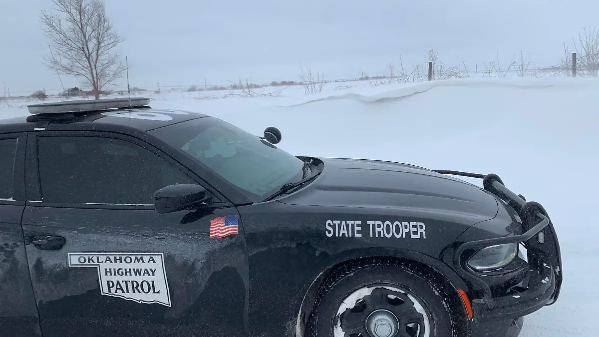 Das Foto hat die Oklahoma Highway Patrol bei Facebook gepostet, es zeigt einen Einsatzwagen vor dem Lake Texoma - und die aktuellen Witterungsbedingungen, unter denen die Frau zwei Tage auf dem Stausee ausharrte.