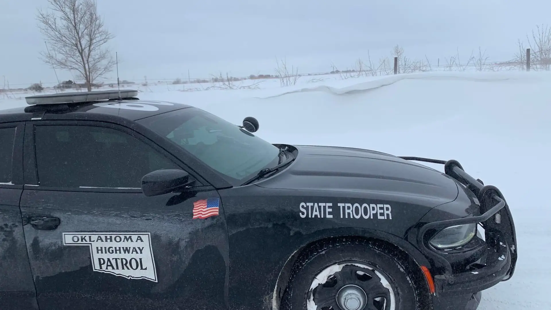 Das Foto hat die Oklahoma Highway Patrol bei Facebook gepostet, es zeigt einen Einsatzwagen vor dem Lake Texoma - und die aktuellen Witterungsbedingungen, unter denen die Frau zwei Tage auf dem Stausee ausharrte.