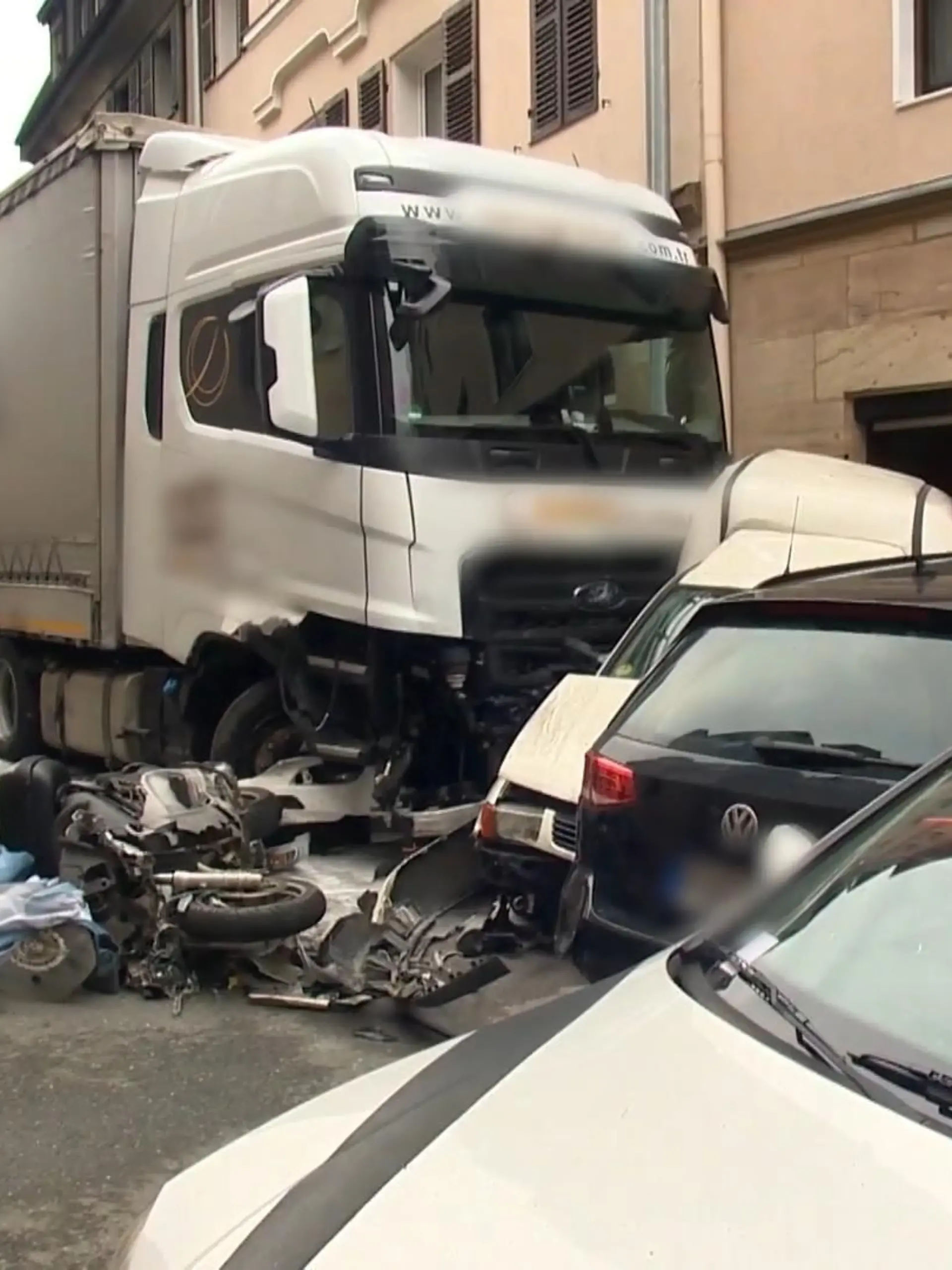 Noch immer sind die Anwohner im bayerischen Fürth fassungslos: Am Dienstag raste ein türkischer Sattelauflieger durch ihr Wohngebiet. Er schob Autos in Hauswände, Flammen loderten. Der betrunkene Fahrer hinterließ eine Schneise der Verwüstung. Jetzt wurde gegen den Mann Haftbefehl erlassen.