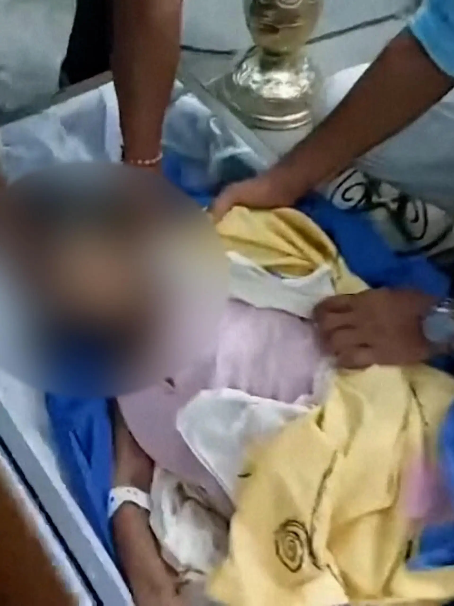 Ein unglaubliches Video zeigt, wie sich Sanitäter um Montoya kümmern, nachdem ihre Angehörigen festgestellt haben, dass sie noch lebt.
