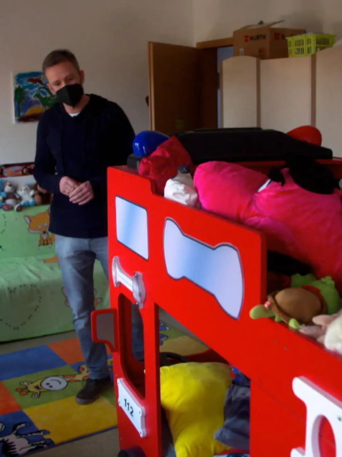 Heinz Lepper total verzweifelt: Seiner Ex-Frau und Mutter seiner Kinder, der zweijährigen Anna und dem sechsjährigen Julian, wurde das Sorgerecht entzogen. Der Grund: ihre "reichsbürgerliche" Gesinnung. Jetzt ist sie mit den Kindern untergetaucht, Lepper hat seine Kinder seit acht Monaten nicht mehr gesehen. Ob RTL-Reporter Torsten Misler helfen kann?
