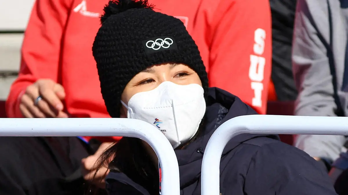 2022 Beijing Olympics - Freestyle Skiing - Women's Freeski Big Air - Final - Run 3 - Big Air Shougang, Beijing, China - February 8, 2022. China's Peng Shuai wearing a face mask watches the event. REUTERS/Fabrizio Bensch TPX IMAGES OF THE DAY