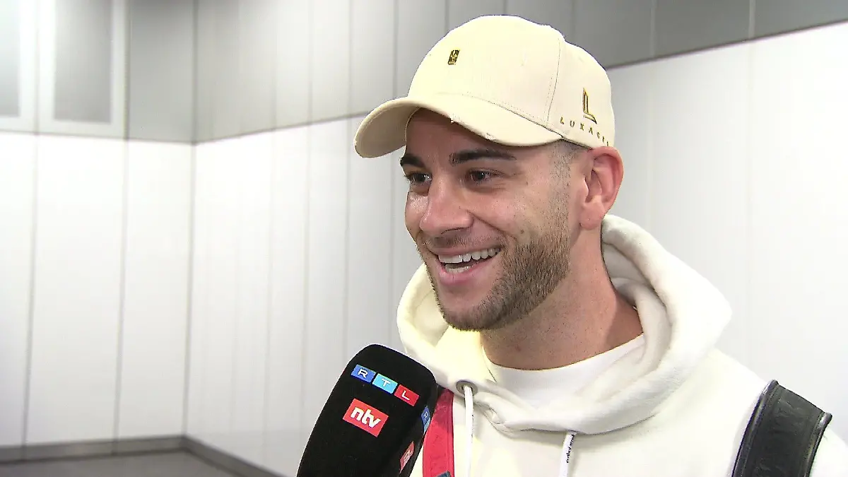 Bevor es für Serkan nach Regensburg geht, gibt er am Frankfurter Flughafen ein letztes Dschungelcamp-Interview.