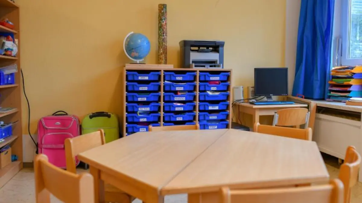 Leere Stühle an einem Tisch in einer Kita
