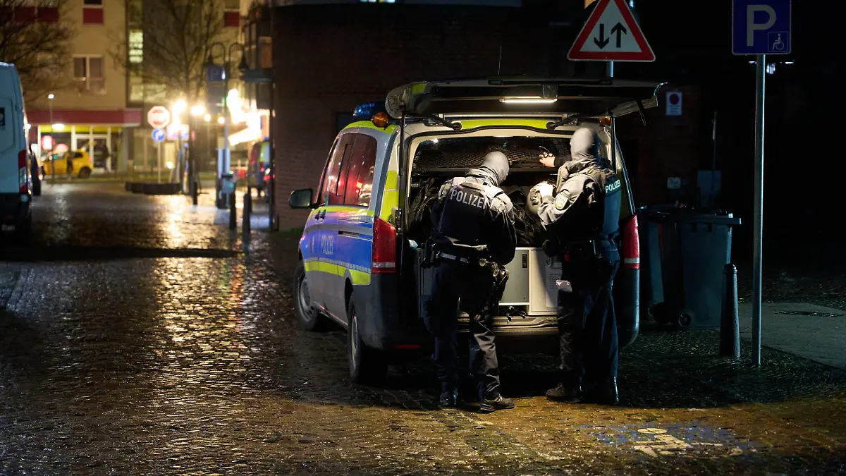 dpatopbilder - 31.01.2022, Saarland, Sulzbach: Polizeibeamte sind in der Innenstadt im Einsatz. Nach tödlichen Schüssen auf zwei Polizisten in der Pfalz wurden zwei Verdächtige in Sulzbach festgenommen. Foto: Thomas Frey/dpa +++ dpa-Bildfunk +++