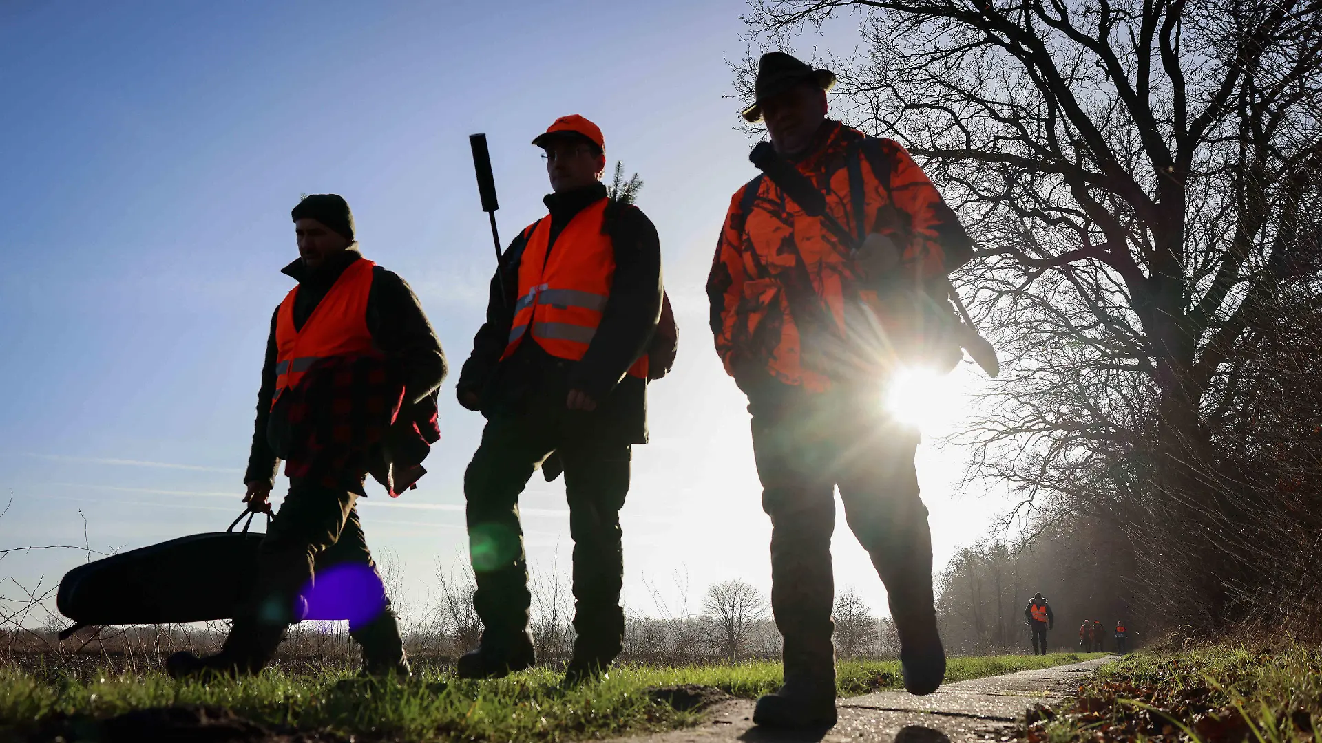 15.01.2022, Schleswig-Holstein, Drage: Ein Gruppe Jäger geht nach einer Drückjagd auf Rehwild im Forst Halloh zurück zum Parkplatz. Wild und Wald gehören zusammen. Aber wo der Wildbestand zu groß wird, gefährdet er die gewünschte Naturverjüngung des Waldes. Aufgabe der Jäger ist die Regulierung. (zu dpa "Nicht jede Jagd bringt eine reiche Strecke") Foto: Christian Charisius/dpa +++ dpa-Bildfunk +++