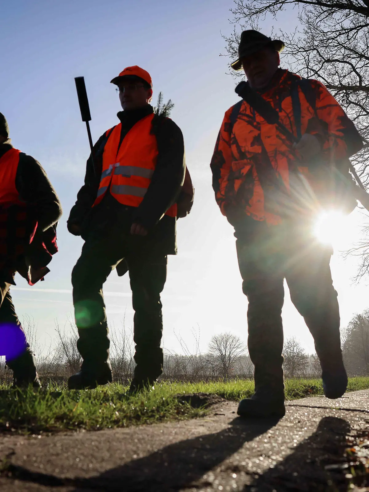 15.01.2022, Schleswig-Holstein, Drage: Ein Gruppe Jäger geht nach einer Drückjagd auf Rehwild im Forst Halloh zurück zum Parkplatz. Wild und Wald gehören zusammen. Aber wo der Wildbestand zu groß wird, gefährdet er die gewünschte Naturverjüngung des Waldes. Aufgabe der Jäger ist die Regulierung. (zu dpa "Nicht jede Jagd bringt eine reiche Strecke") Foto: Christian Charisius/dpa +++ dpa-Bildfunk +++