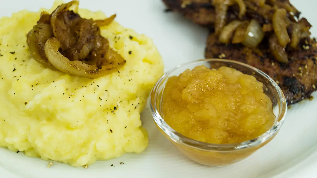Kalbsleber mit Apfelmus und Kartoffelpüree