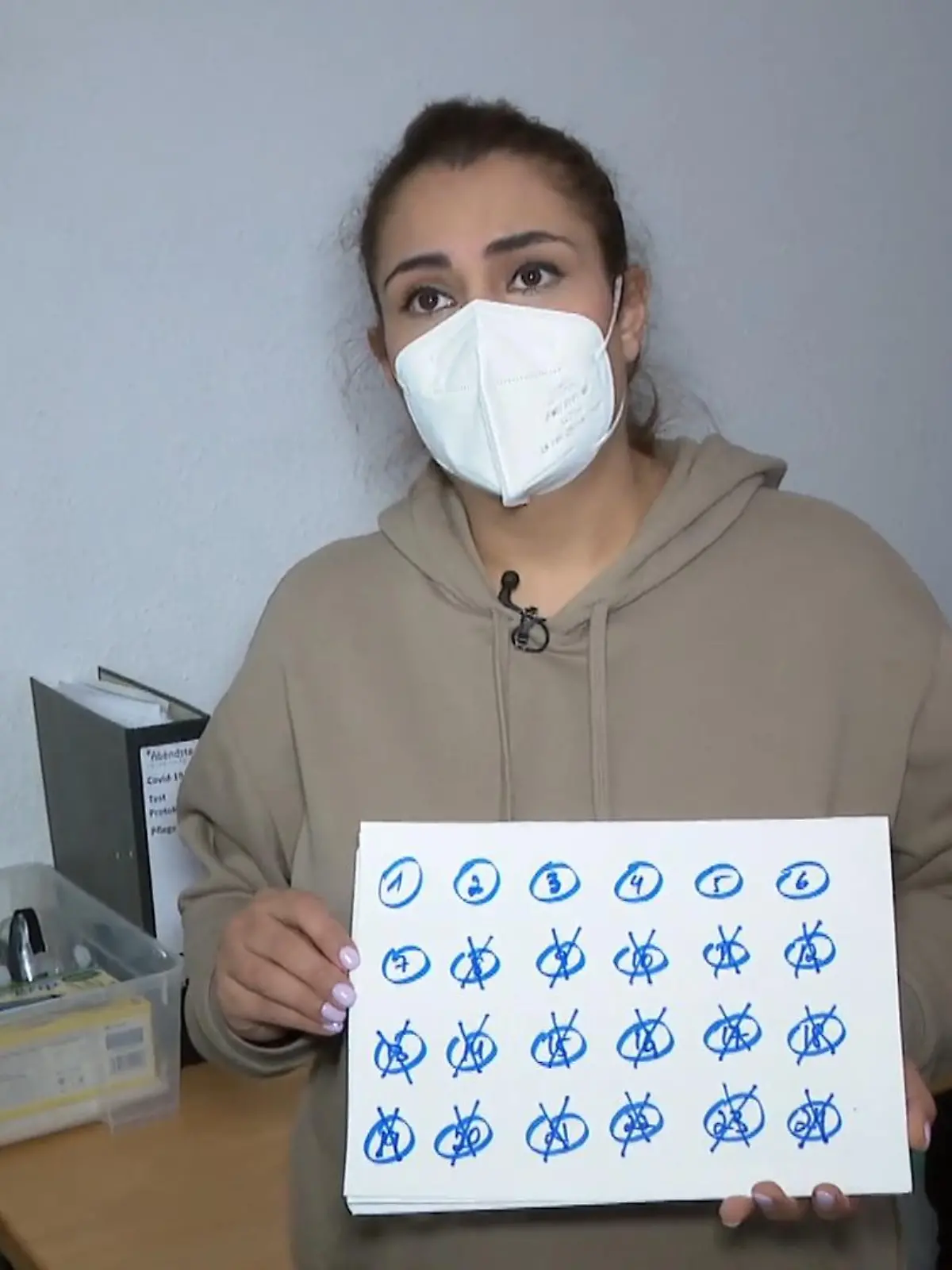 Per Zuschauerpost erreicht uns ein Hilferuf von Pflegerin Tara Moshtael. Sie ist Chefin eines ambulanten Pflegedienstes und weiß nicht mehr weiter. Der Großteil ihrer Angestellten ist an Corona erkrankt und viele Patienten können nicht mehr versorgt werden.
