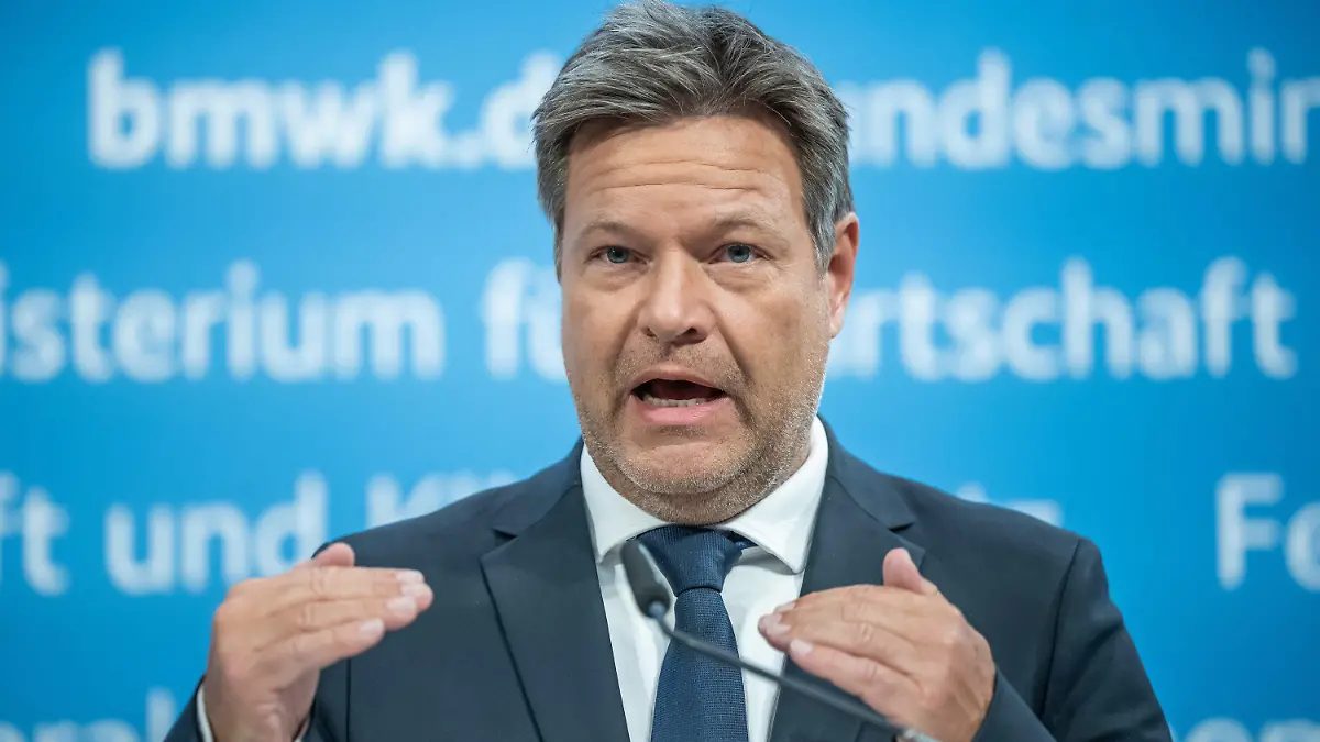 ARCHIV - 05.06.2023, Berlin: Robert Habeck (Bündnis 90/Die Grünen), Bundesminister für Wirtschaft und Klimaschutz, nimmt an einem Pressestatement zum Förderprogramm für Klimaschutzverträge und zum vorbereitenden Verfahren teil. Bundeswirtschaftsminister Habeck und Bauministerin Geywitz haben Vertreter der Branche zu einem Treffen eingeladen, um zu erörtern, welchen Beitrag die Fernwärme beim klimaneutralen Umbau der Wärmeversorgung leisten kann. (zu dpa: «Bericht: Habeck plant Befreiung von Wärmepumpe bei Fernwärmeausbau») Foto: Michael Kappeler/dpa +++ dpa-Bildfunk +++