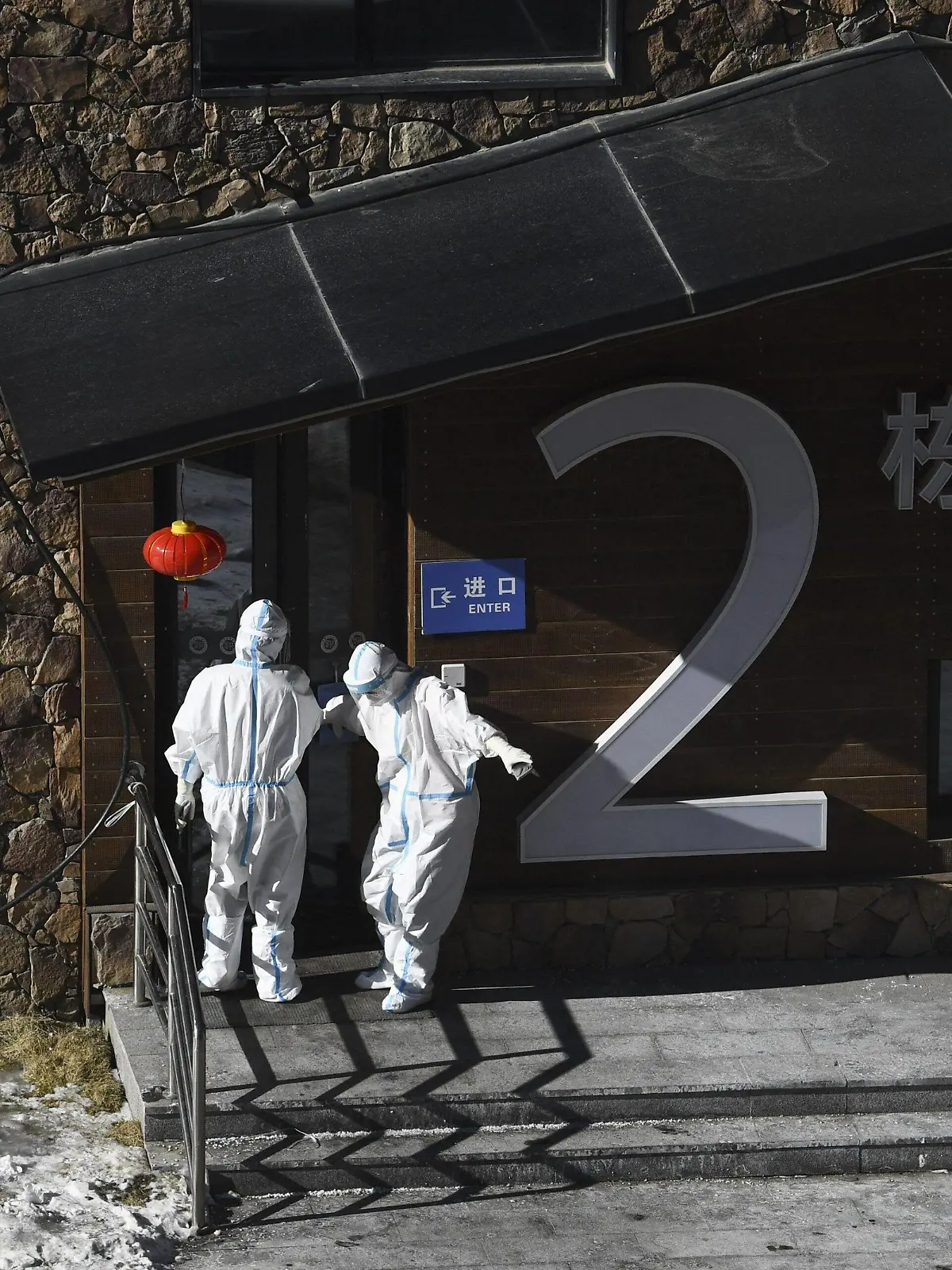  Health personnel in protective clothing collect the corona samples at a hotel at the Beijing Winter Olympic Games, Olympische Spiele, Olympia, OS in Zhangjiakou on February 8, 2022. Zhangjiakou China LKKTH20220208082211KUZI PUBLICATIONxNOTxINxSUIxAUTxFRAxKORxJPNxSWExNORxFINxDENxNED Copyright: xEmmixKorhonenx