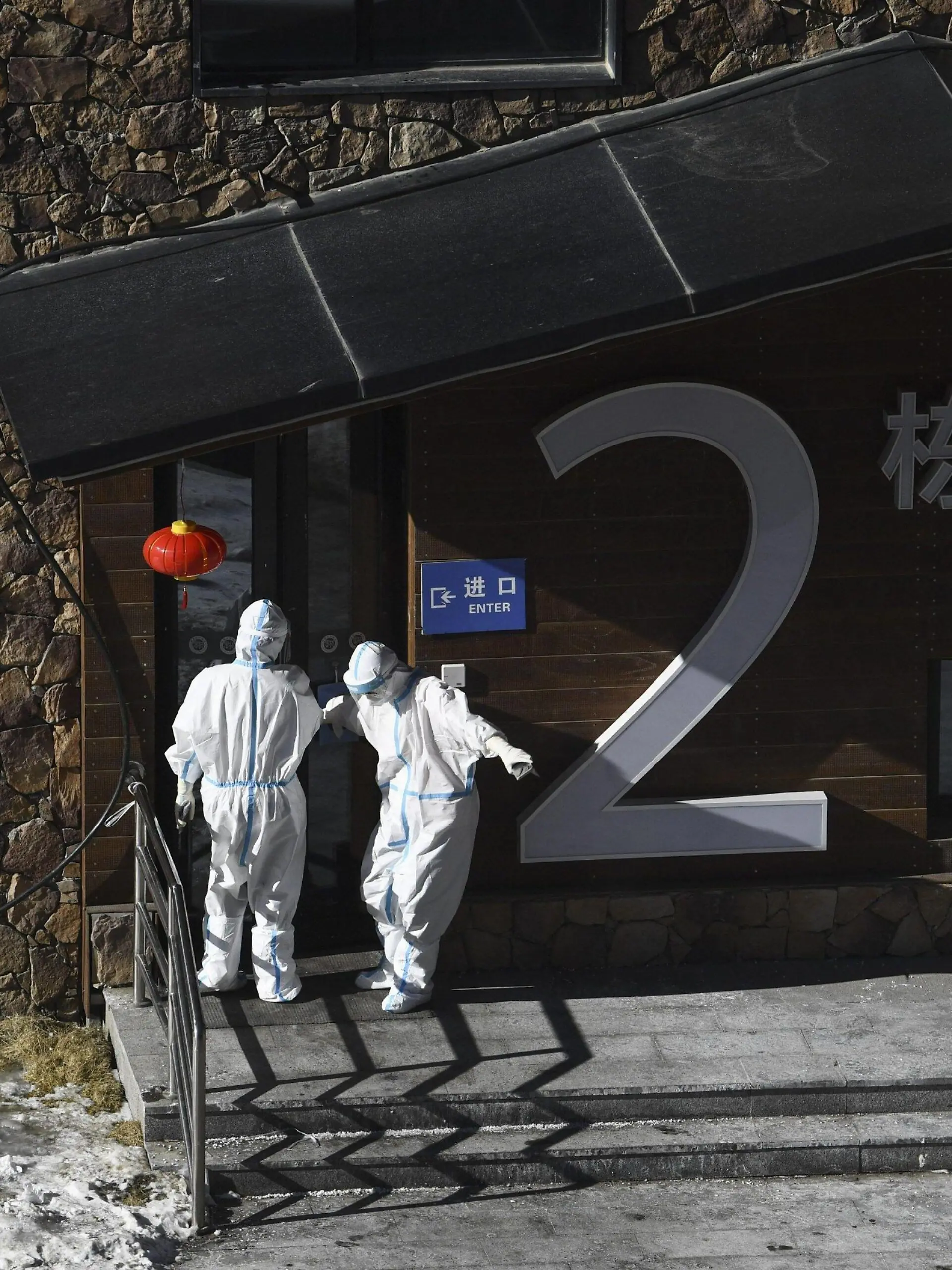  Health personnel in protective clothing collect the corona samples at a hotel at the Beijing Winter Olympic Games, Olympische Spiele, Olympia, OS in Zhangjiakou on February 8, 2022. Zhangjiakou China LKKTH20220208082211KUZI PUBLICATIONxNOTxINxSUIxAUTxFRAxKORxJPNxSWExNORxFINxDENxNED Copyright: xEmmixKorhonenx