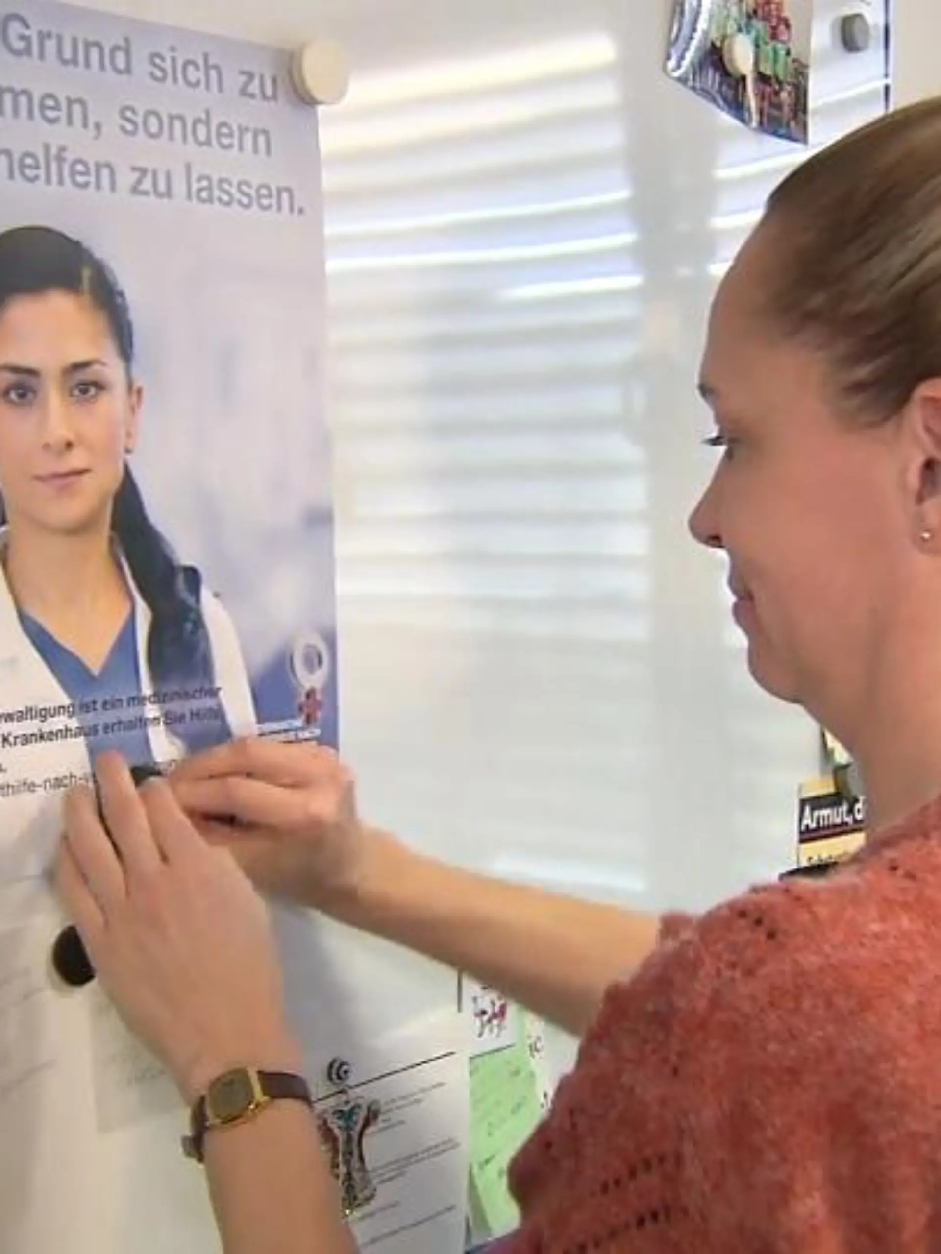 Sexualstraftäter gehören bestraft. Da sind sich alle einig. Dass es für Opfer einer Vergewaltigung mitunter aber eine riesige Hürde darstellen kann, den Peiniger direkt bei der Polizei anzuzeigen, das wissen leider viele nicht und genau deswegen mangelt es aktuell auch noch an niedrigschwelligen Beratungsangeboten, die Opfer von Vergewaltigung diskret in Anspruch nehmen können. Im Kreis Groß-Gerau gibt es nun ein neues Hilfsangebot, in unserem Videobeitrag erklären wir, wie es funktioniert.