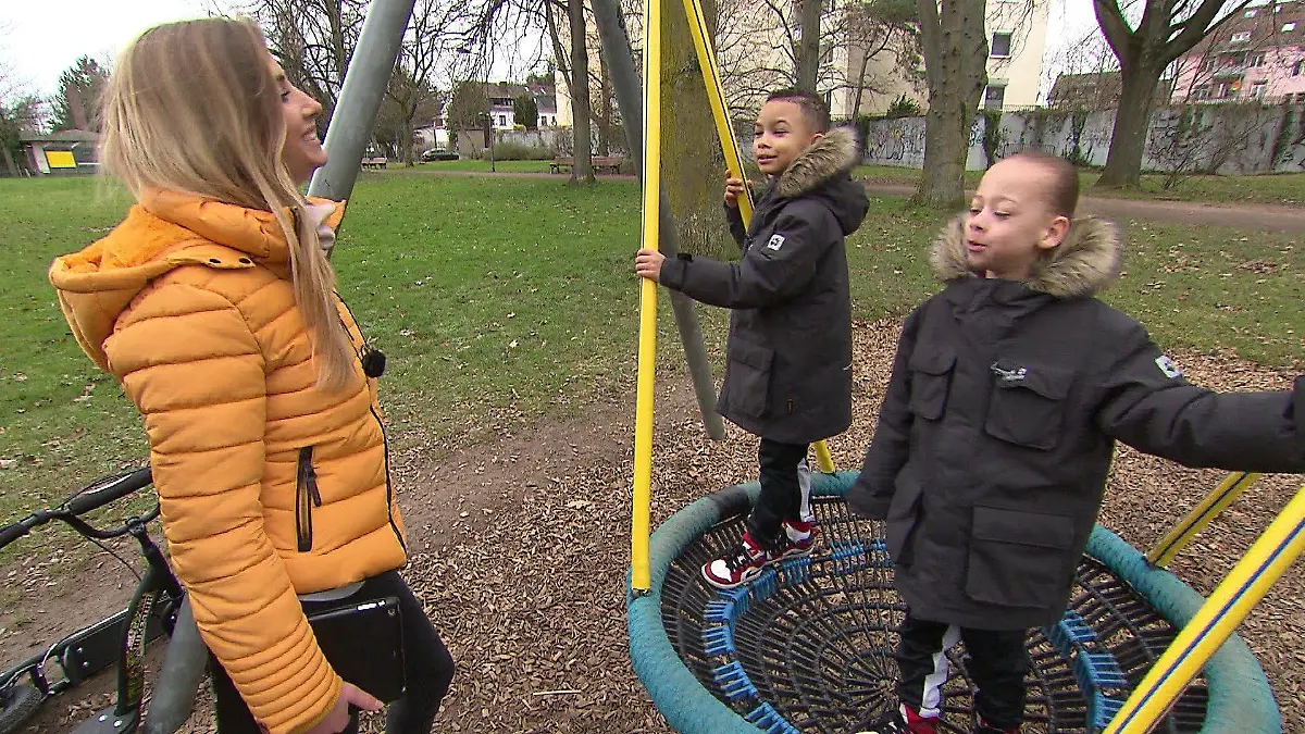 Fasziniert von Gleichheit und Unterschieden: RTL Hessen-Reporterin Sarah Thoemmes trifft die zweieiigen Zwillinge Dionte und Darnell auf einem Spielplatz in Frankfurt.