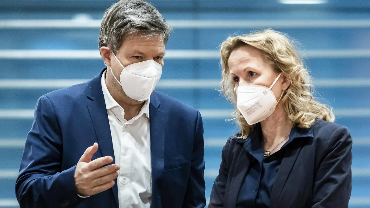 L-R Robert Habeck Buendnis 90/Die Gruenen, Bundesminister fuer Wirtschaft und Klimaschutz und Vizekanzler, und Steffi Lemke Buendnis 90/Die Gruenen, Bundesministerin fuer Umwelt, Naturschutz, nukleare Sicherheit und Verbraucherschutz, aufgenommen im Rahmen der woechentlichen Kabinettssitzung im Bundeskanzleramt in Berlin, 02.02.2022. Berlin Deutschland *** L R Robert Habeck Buendnis 90 Die Gruenen , Federal Minister for Economic Affairs and Climate Protection and Vice Chancellor, and Steffi Lemke Buendnis 90 Die Gruenen , Federal Minister for the Environment, Nature Conservation, Nuclear Safety and Consumer Protection, recorded during the weekly cabinet meeting at the Federal Chancellery in Berlin, 02 02 2022 Berlin Germany Copyright: xFlorianxGaertner/photothek.dex