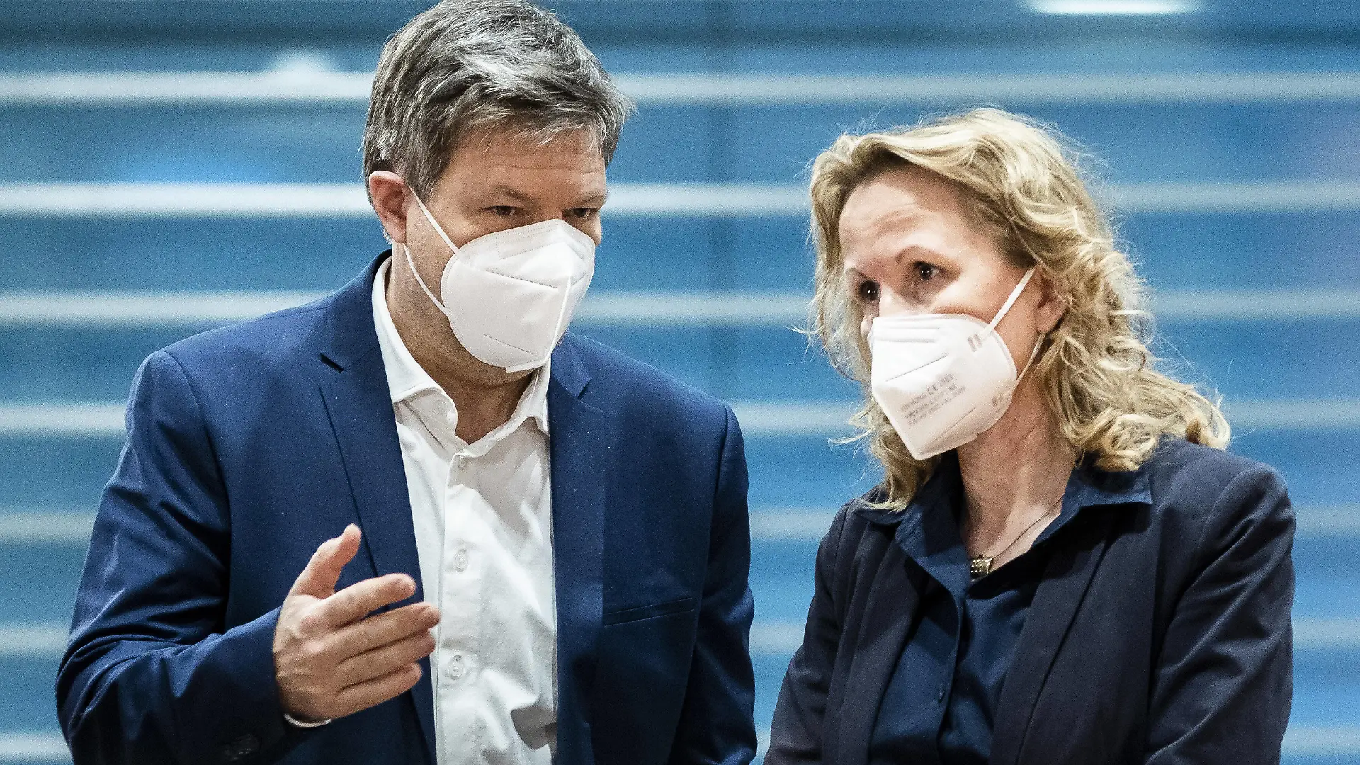 L-R Robert Habeck Buendnis 90/Die Gruenen, Bundesminister fuer Wirtschaft und Klimaschutz und Vizekanzler, und Steffi Lemke Buendnis 90/Die Gruenen, Bundesministerin fuer Umwelt, Naturschutz, nukleare Sicherheit und Verbraucherschutz, aufgenommen im Rahmen der woechentlichen Kabinettssitzung im Bundeskanzleramt in Berlin, 02.02.2022. Berlin Deutschland *** L R Robert Habeck Buendnis 90 Die Gruenen , Federal Minister for Economic Affairs and Climate Protection and Vice Chancellor, and Steffi Lemke Buendnis 90 Die Gruenen , Federal Minister for the Environment, Nature Conservation, Nuclear Safety and Consumer Protection, recorded during the weekly cabinet meeting at the Federal Chancellery in Berlin, 02 02 2022 Berlin Germany Copyright: xFlorianxGaertner/photothek.dex