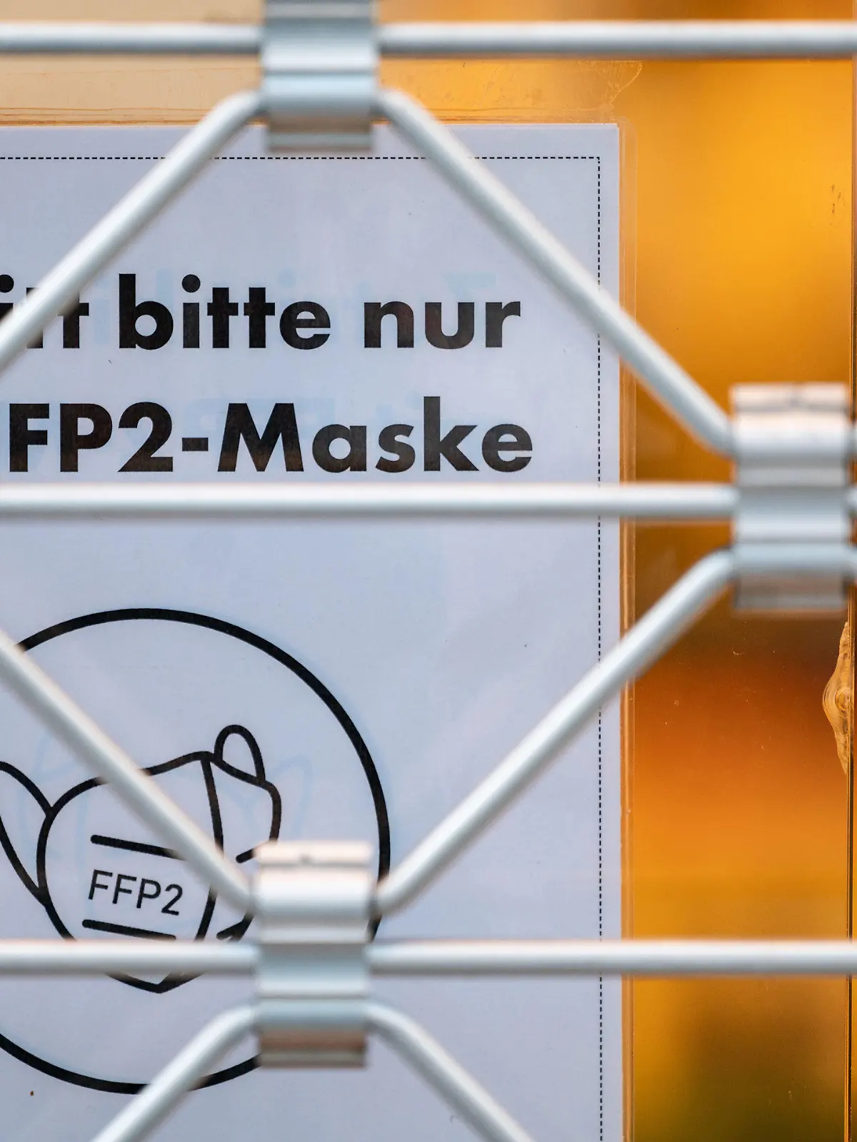 12.01.2022, Baden-Württemberg, Stuttgart: Ein Schild auf der Eingangstür eines Einzelhandelsgeschäfts weist auf das Tragen einer FFP2-Maske hin. Die Menschen in Baden-Württemberg müssen in Geschäften FFP2-Masken tragen. Das sieht die neue Corona-Verordnung der Landesregierung vor, mit der die Ausbreitung der besonders ansteckenden Omikron-Variante des Virus gebremst werden soll. Foto: Marijan Murat/dpa +++ dpa-Bildfunk +++