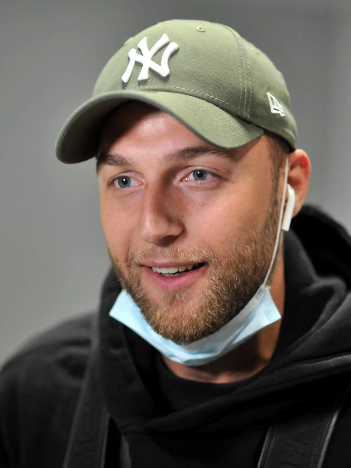  RTL - Dschungelcamp 2022. Dschungelkönig Filip Pavlovic anläßlich der Ankunft der Kandidaten der RTL - Sendung Ich bin ein Star - holt mich hier raus aus dem Dschungel-Camp 2022 in Südafrika am 08.02.2022 auf dem Flughafen Frankfurt / Main. 20220208MWI7794