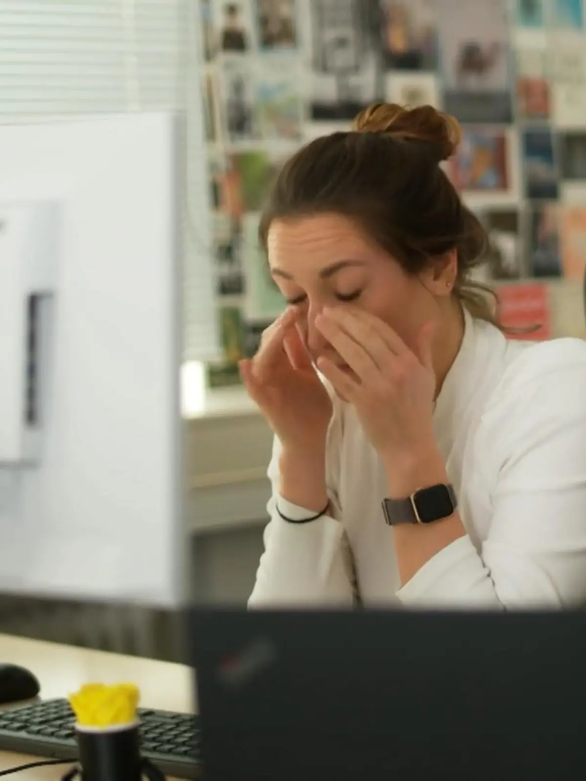 Bis zu zehn Stunden sitzen wir Deutschen durchschnittlich vor dem Bildschirm. Ganz schön anstrengend für Körper, Seele und Geist. Lassen uns Smartphone, PC und Co. etwa verdummen? Medizinexpertin Dr. Nina Buschek gibt Tipps, wie wir unser Gehirn mal wieder richtig anstrengen können.