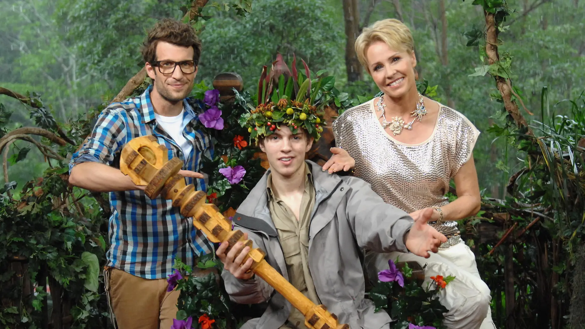 HANDOUT - Die Moderatoren Sonja Zietlow und Daniel Hartwich (l) posieren am 26.01.2013 im australischen Dschungel mit Joey Heindle, dem Sieger der siebten Staffel der RTL-Show «Ich bin ein Star - Holt mich hier raus!». Foto: RTL/Stefan Menne (zu dpa 0022 vom 27.01.2013 - ACHTUNG: Nur zur redaktionellen Verwendung im Zusammenhang mit der Berichterstattung über die genannte Sendung und bei vollständiger Nennung der Quelle Foto: RTL/Stefan Menne) ++