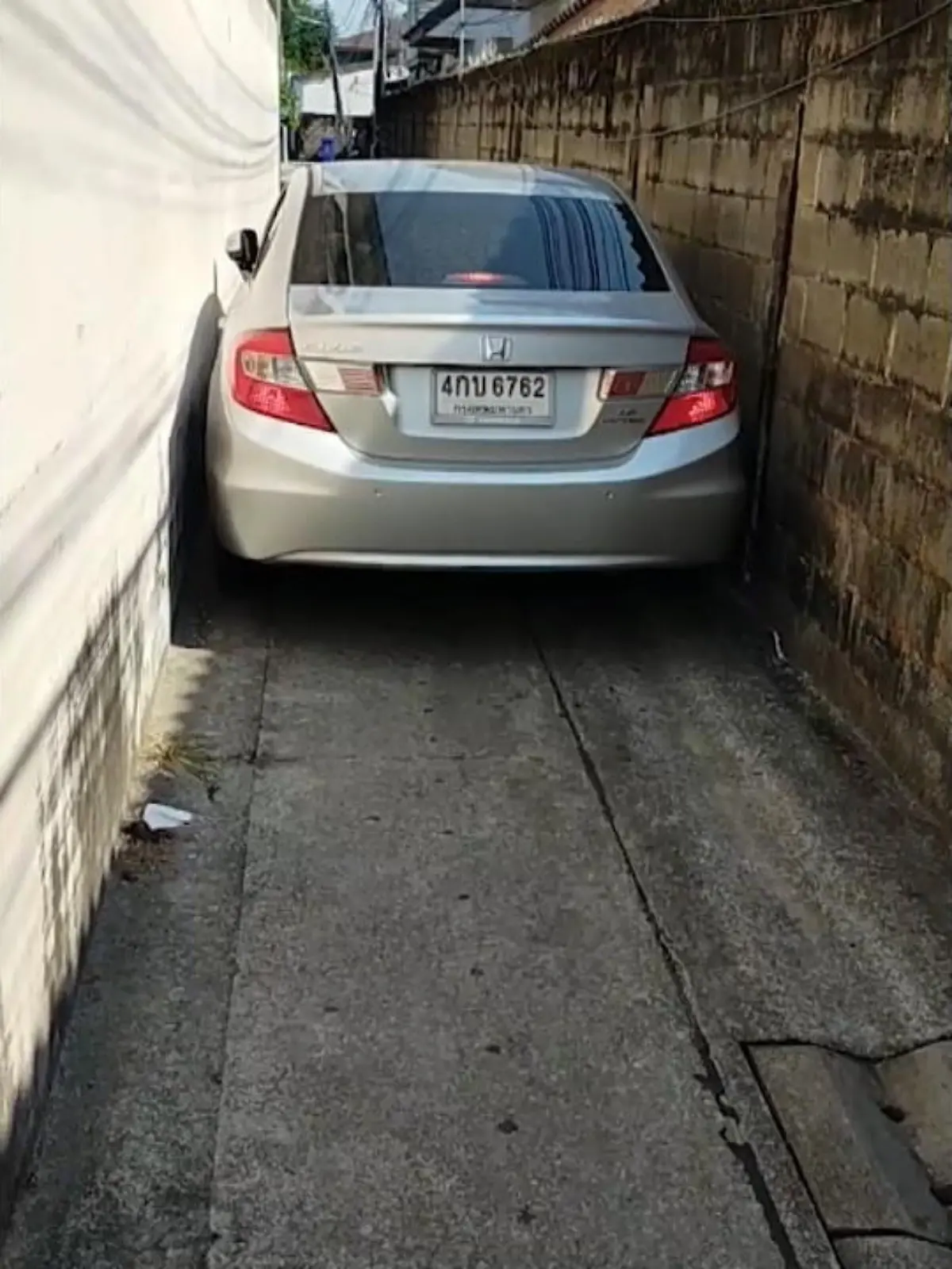 Enge Straßen gibt’s überall – aber dass sie so eng sind, ist selten! Und dass dann auch noch da ein Auto durchpasst, ist noch spektakulärer. Saranya Suaydee fährt seit drei Jahrzehnten durch diese Straße zu ihrem Haus!