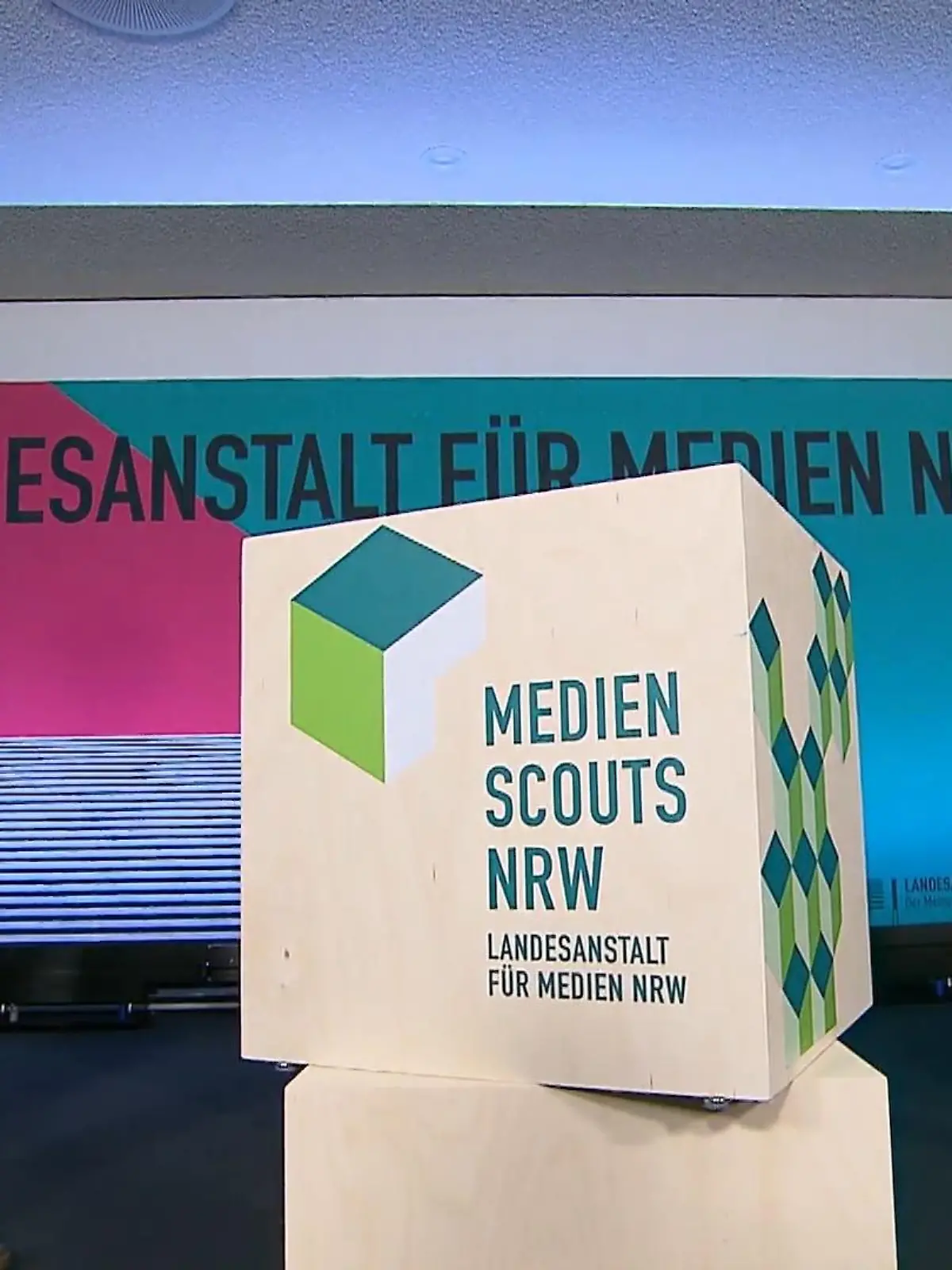 Bild zu: "Wüst trifft Medienscouts NRW"
