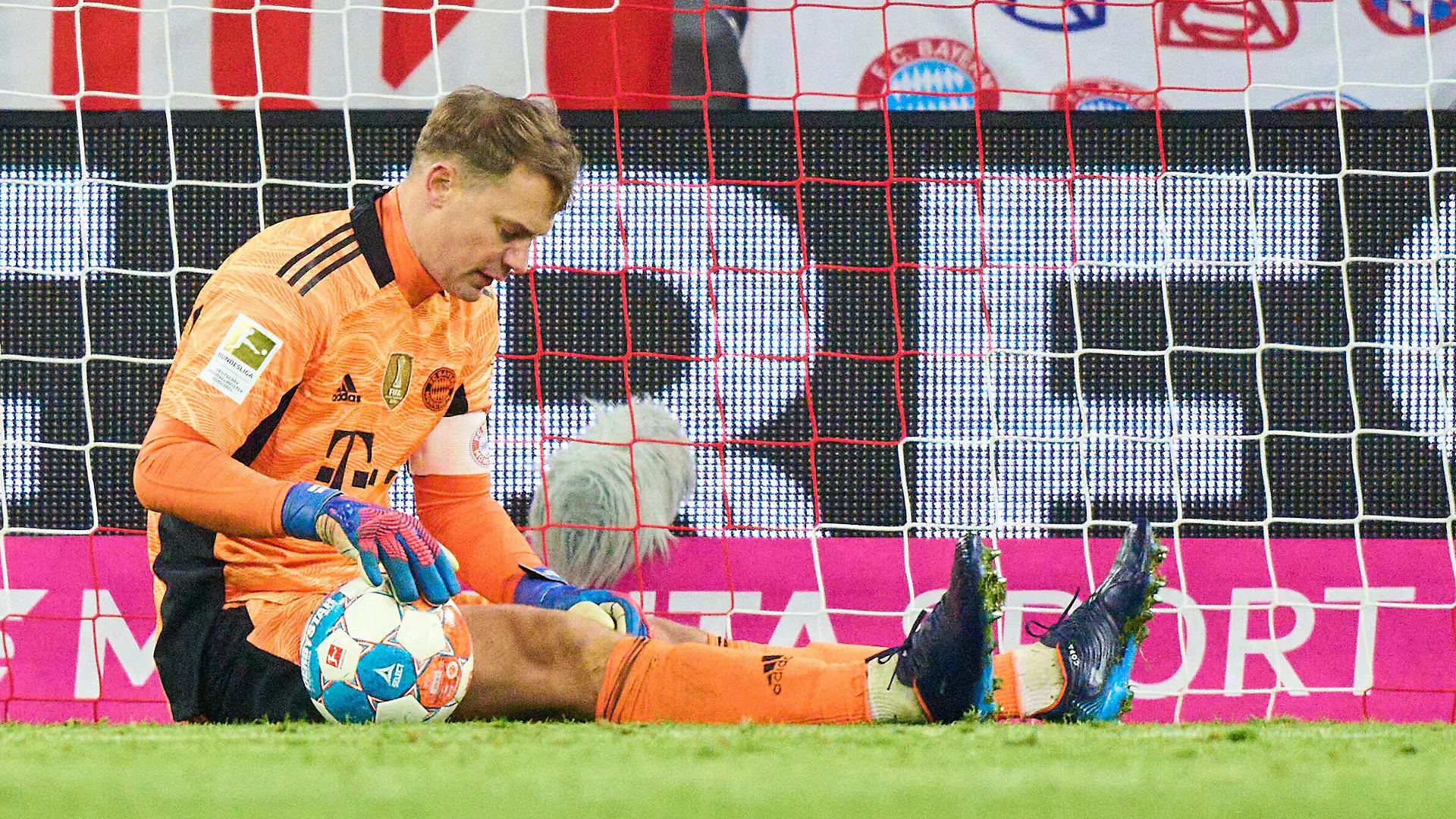 Manuel NEUER, goalkeeper FCB 1 in the match FC BAYERN MÜNCHEN - RB LEIPZIG 3-2 1.German Football League on Feb 5, 2022 in Munich, Germany. Season 2021/2022, matchday 21, 1.Bundesliga, FCB, München, 21.Spieltag. FCB