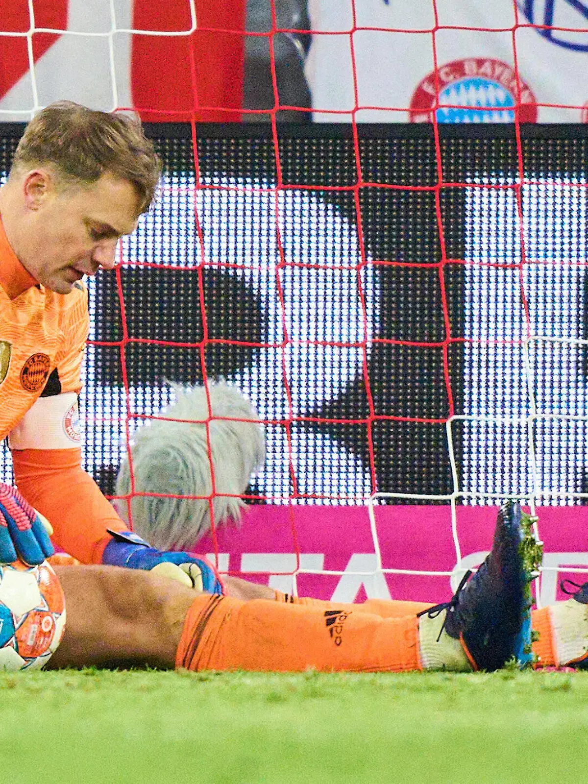  Manuel NEUER, goalkeeper FCB 1 in the match FC BAYERN MÜNCHEN - RB LEIPZIG 3-2 1.German Football League on Feb 5, 2022 in Munich, Germany. Season 2021/2022, matchday 21, 1.Bundesliga, FCB, München, 21.Spieltag. FCB