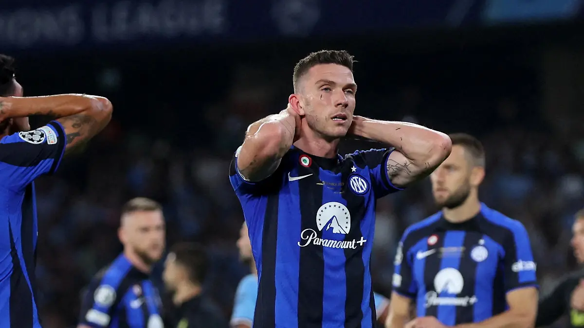 Soccer Football - Champions League Final - Manchester City v Inter Milan - Ataturk Olympic Stadium, Istanbul, Turkey - June 10, 2023 Inter Milan's Robin Gosens looks dejected after losing the champions league final REUTERS/Murad Sezer     TPX IMAGES OF THE DAY