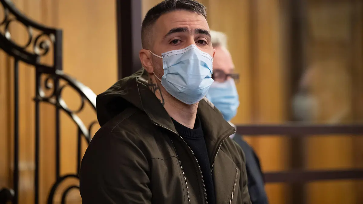 ARCHIV - 25.01.2021, Berlin: Anis Mohamed Youssef Ferchichi, bekannt unter dem Künstlernamen Bushido, sitzt als Nebenkläger im Prozess gegen den Chef eines bekannten arabischstämmigen Clans und drei seiner Brüder in einem Gerichtssaal. (zu dpa: «Prozess gegen Berliner Clanchef: geheimes Tondokument aufgetaucht?») Foto: Paul Zinken/dpa-Zentralbild/dpa +++ dpa-Bildfunk +++