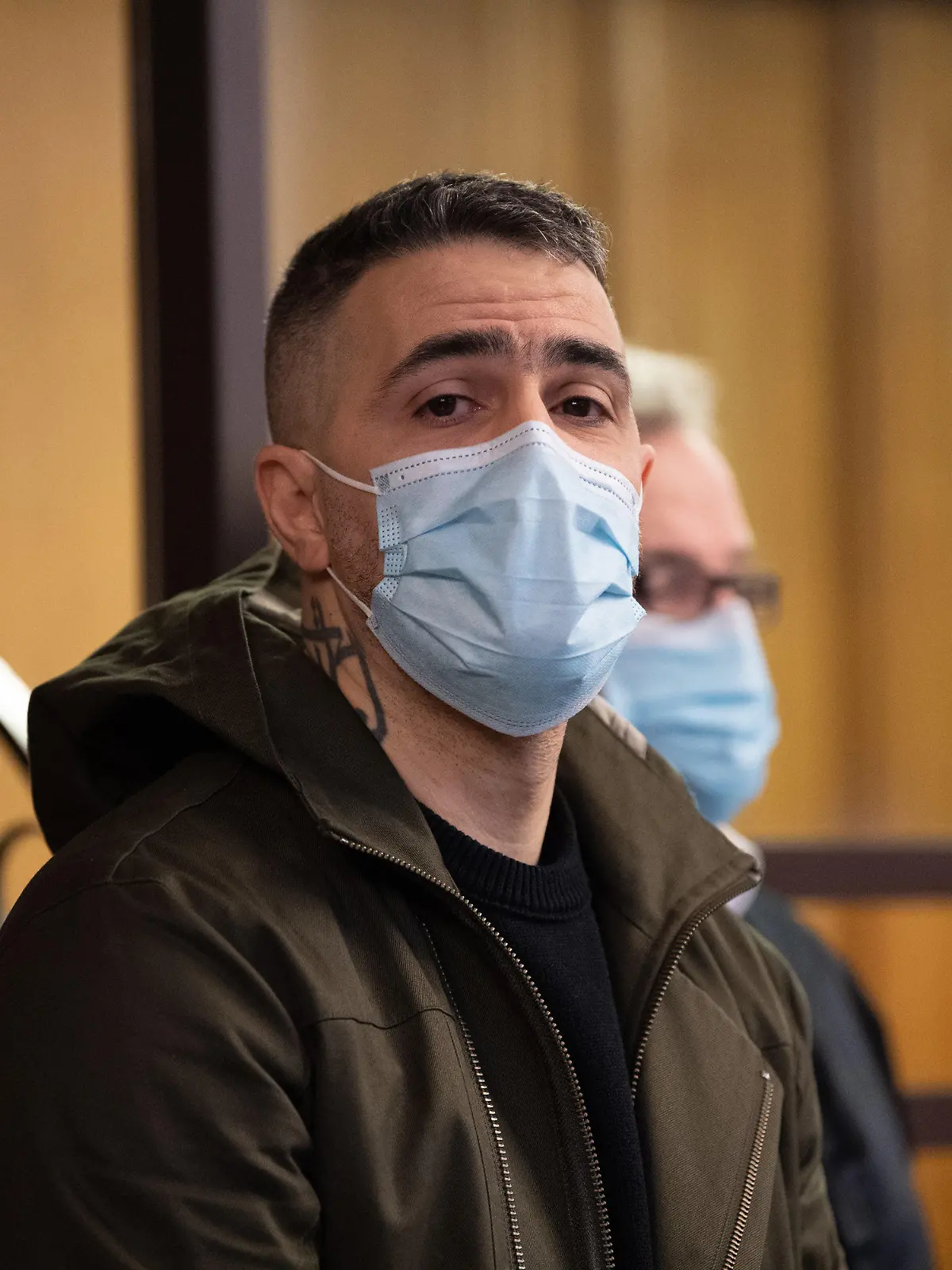 ARCHIV - 25.01.2021, Berlin: Anis Mohamed Youssef Ferchichi, bekannt unter dem Künstlernamen Bushido, sitzt als Nebenkläger im Prozess gegen den Chef eines bekannten arabischstämmigen Clans und drei seiner Brüder in einem Gerichtssaal. (zu dpa: «Prozess gegen Berliner Clanchef: geheimes Tondokument aufgetaucht?») Foto: Paul Zinken/dpa-Zentralbild/dpa +++ dpa-Bildfunk +++