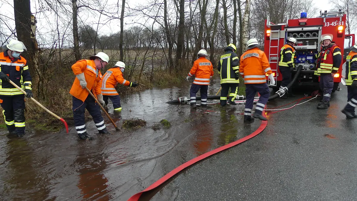 Die Feuerwehr beim abpumpen