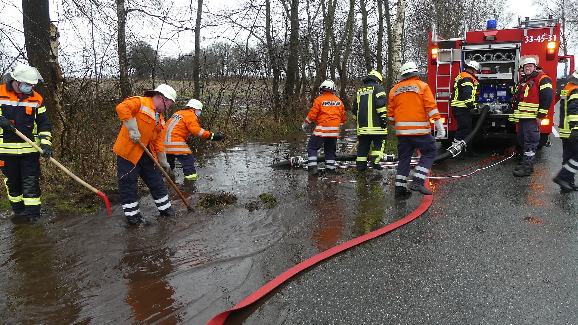Die Feuerwehr beim abpumpen