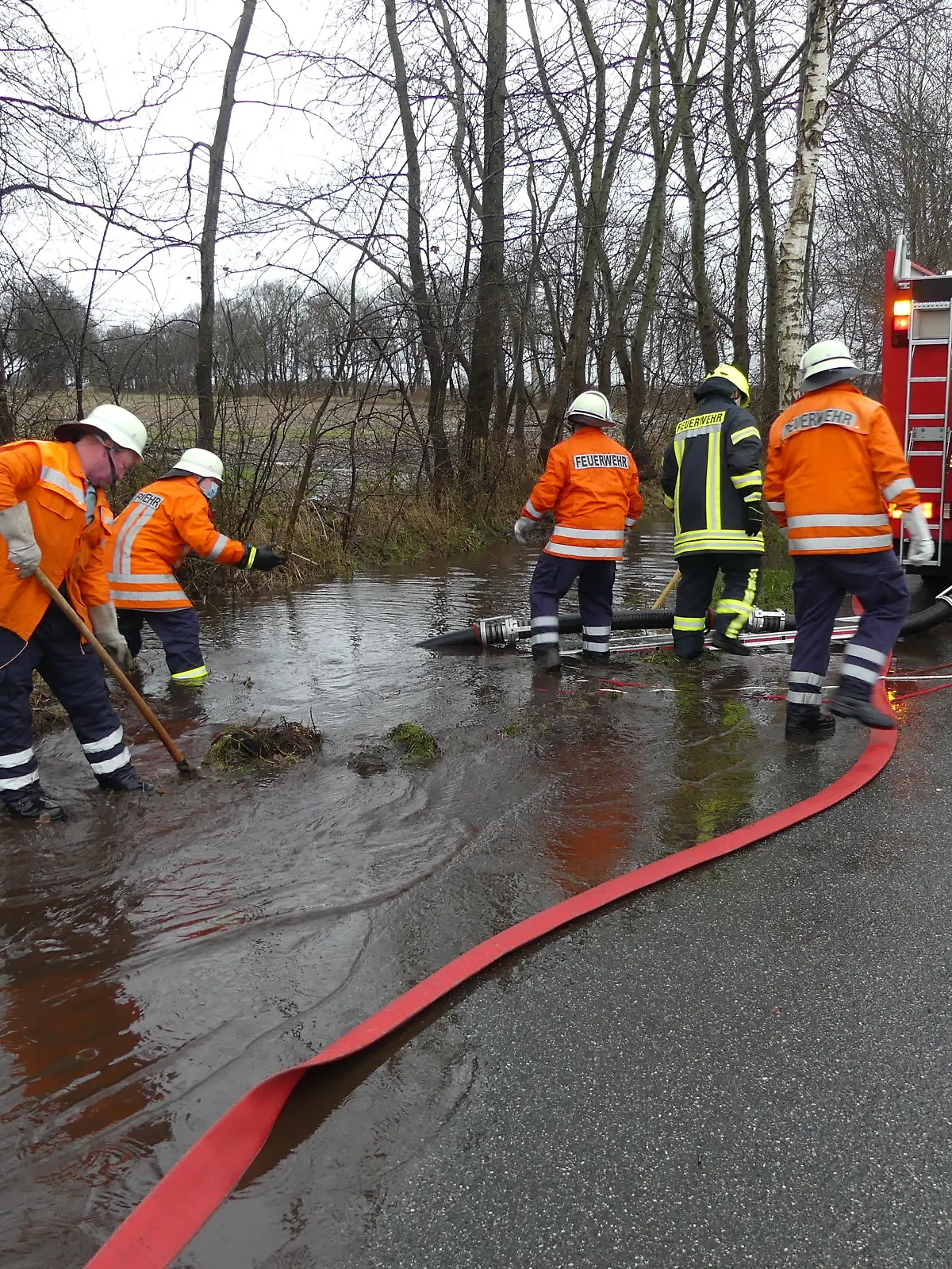 Die Feuerwehr beim abpumpen