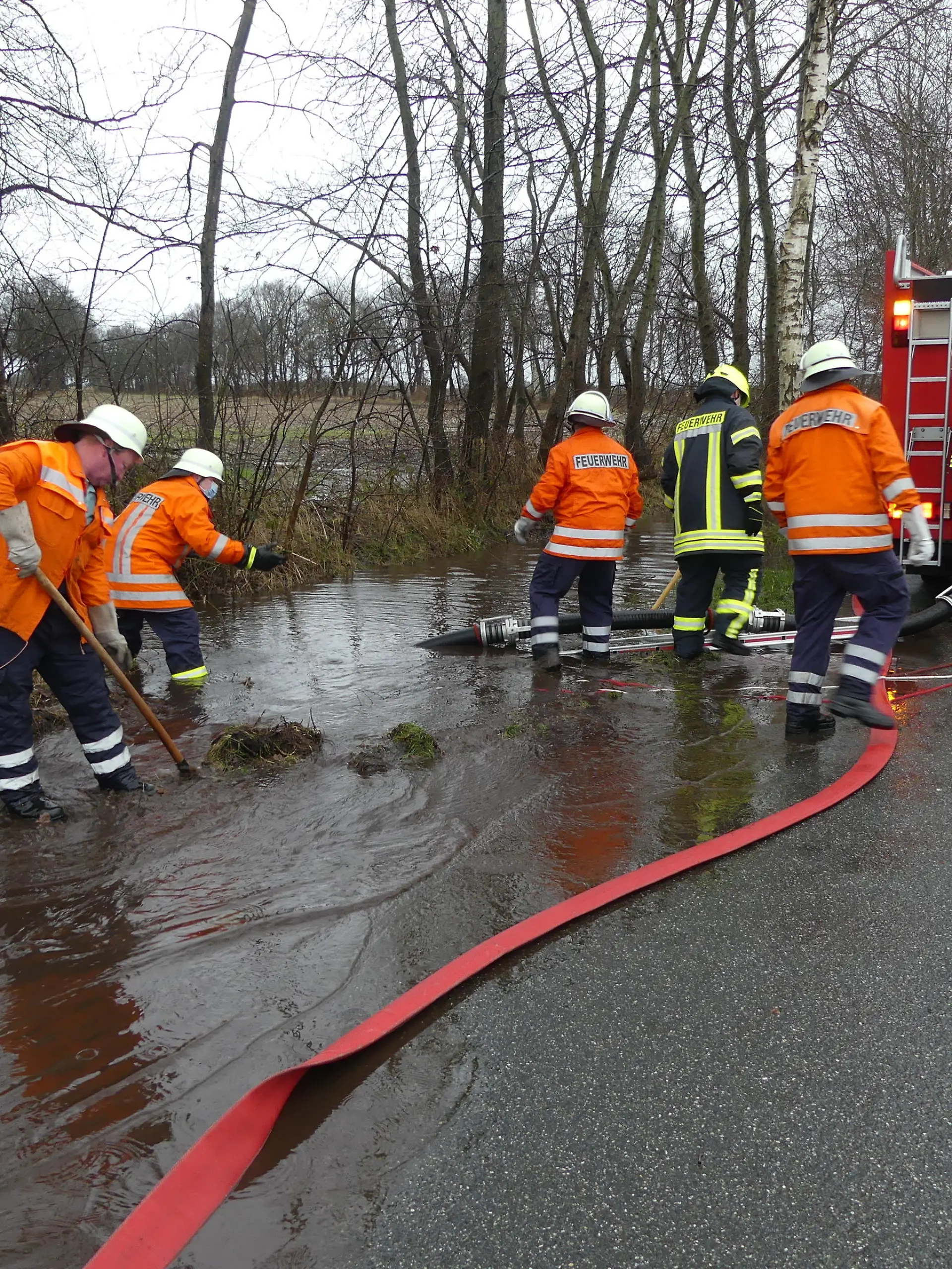 Die Feuerwehr beim abpumpen