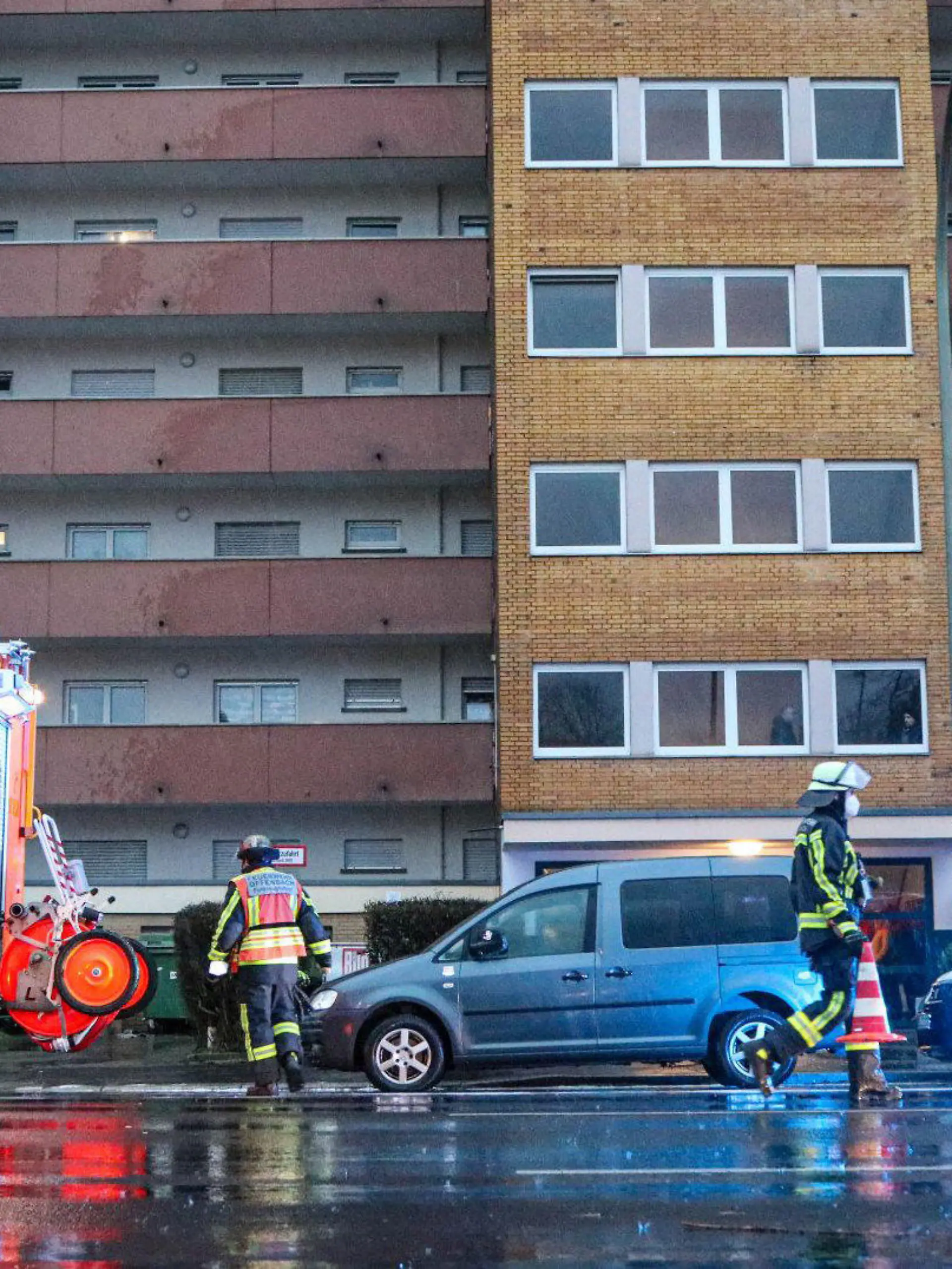 06.02.2022, Hessen, Offenbach: Feuerwehrleute stehen vor einem Wohnblock in Offenbach. Durch eine Explosion in einer Wohnung sind am Sonntagnachmittag eine Frau und ihre beiden Kinder leicht verletzt worden. Die Mutter und die beiden Kleinkinder seien zur Behandlung ins Krankenhaus gebracht worden, teilte die Feuerwehr am Sonntagabend mit. Die Ursache der Explosion war zunächst unklar. Foto: Marwin Stephan/5vision.media /dpa +++ dpa-Bildfunk +++