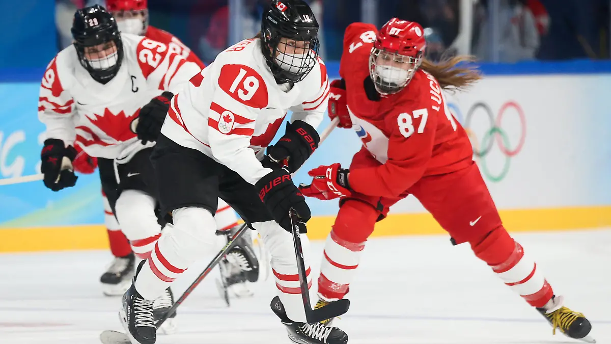 BEIJING, CHINA - FEBRUARY 7, 2022: Brianne Jenner L of Canada and Polina Luchnikova of the ROC Team fight for the puck in their women s Group A Ice hockey, Eishockey match at the 2022 Winter Olympic Games, Olympische Spiele, Olympia, OS at the Wukesong Sports Centre. Anton Novoderezhkin/TASS PUBLICATIONxINxGERxAUTxONLY TS121AFE 