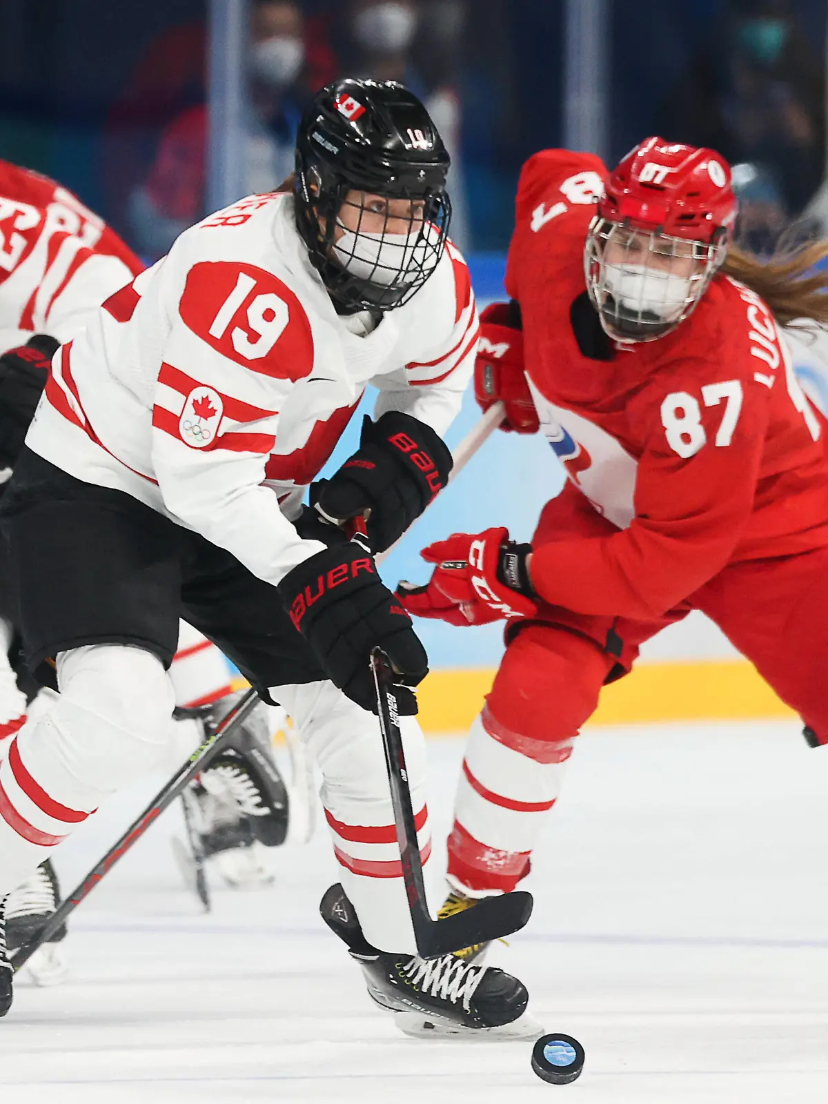 BEIJING, CHINA - FEBRUARY 7, 2022: Brianne Jenner L of Canada and Polina Luchnikova of the ROC Team fight for the puck in their women s Group A Ice hockey, Eishockey match at the 2022 Winter Olympic Games, Olympische Spiele, Olympia, OS at the Wukesong Sports Centre. Anton Novoderezhkin/TASS PUBLICATIONxINxGERxAUTxONLY TS121AFE 