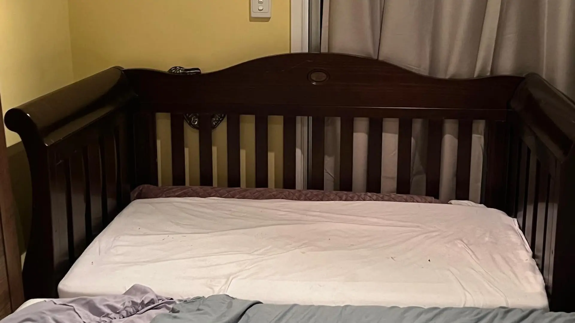 Die Australierin Tabitha Bennett bekam einen Schock, als sie ihren kleinen Sohn ins Bett bringen wollte und einen ungebetenen Gast hinter dessen Bett entdeckte.