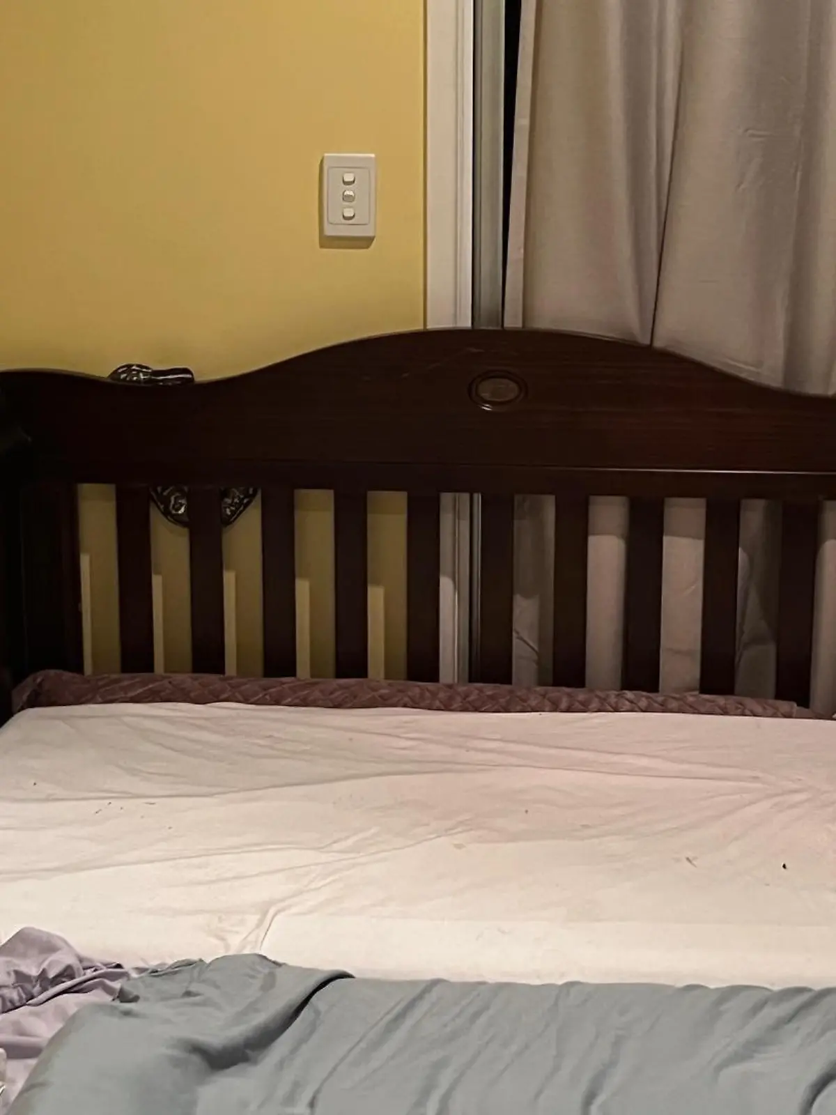 Die Australierin Tabitha Bennett bekam einen Schock, als sie ihren kleinen Sohn ins Bett bringen wollte und einen ungebetenen Gast hinter dessen Bett entdeckte.